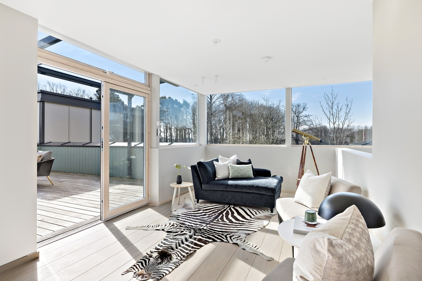 I boligens øverste plan finner vi en lekker stue med praktfull sjøutsikt. Rommet har flere bruksmuligheter og kan gjerne brukes som kontor, bibliotek eller hobbyrom. Hva er ditt behov? Galleribilde