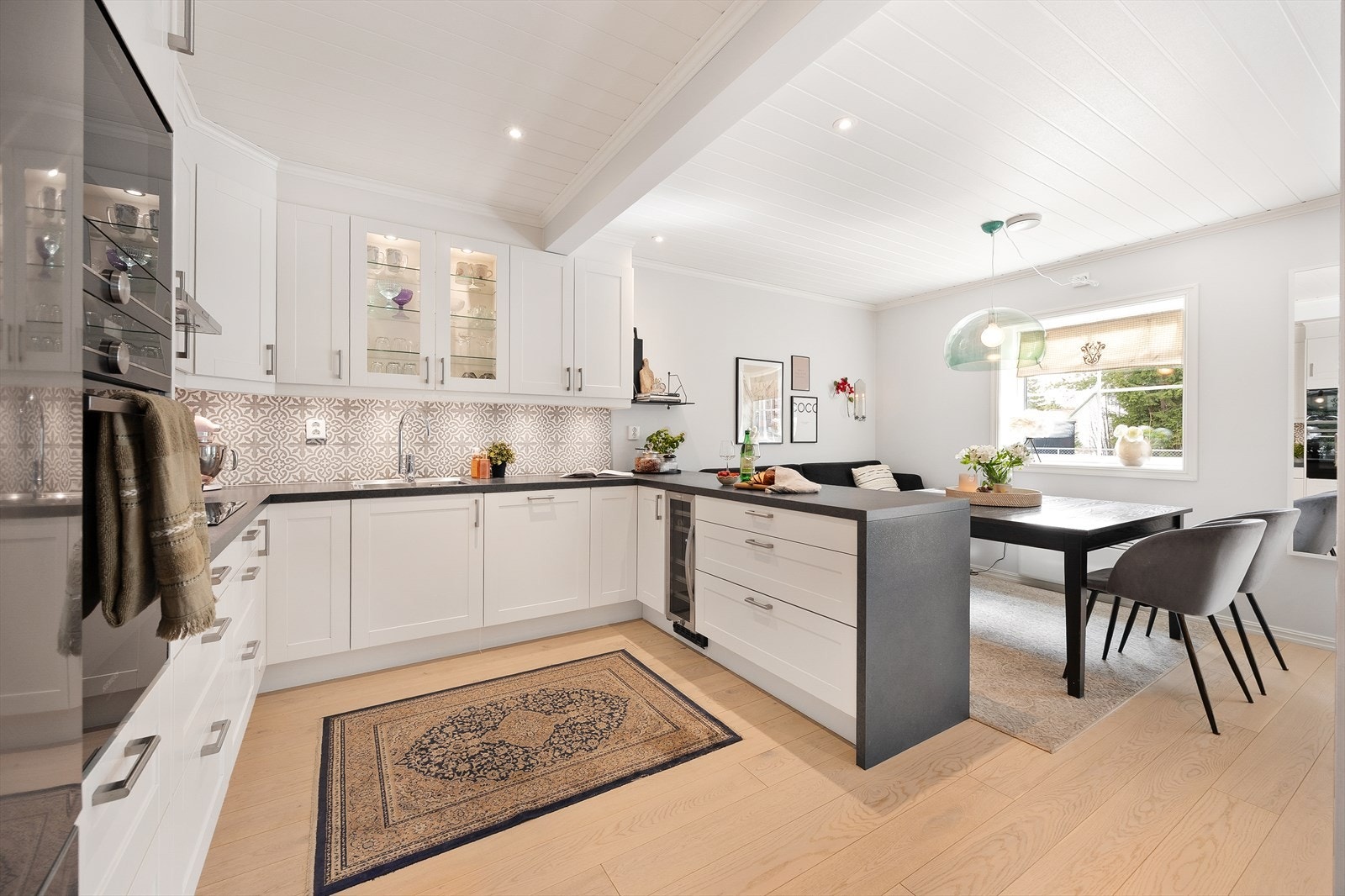 Elegant kjøkkeninnredning hvor det er godt med skap- og benkeplass. Galleribilde