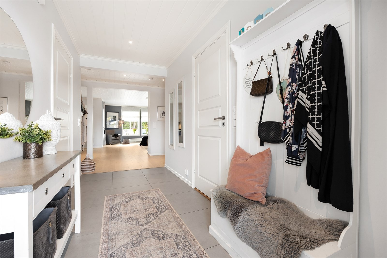 Lys og trivelig gang som gir et godt førsteinntrykk av boligen. Galleribilde