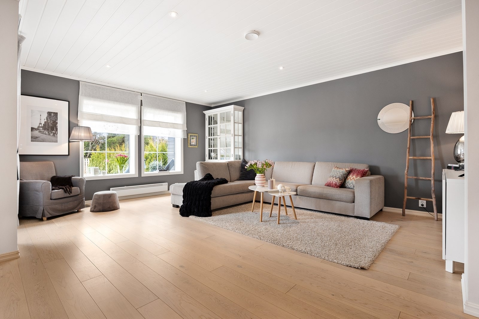 Romslig sofagruppe hvor filmkveldene med familien kan nytes. Galleribilde