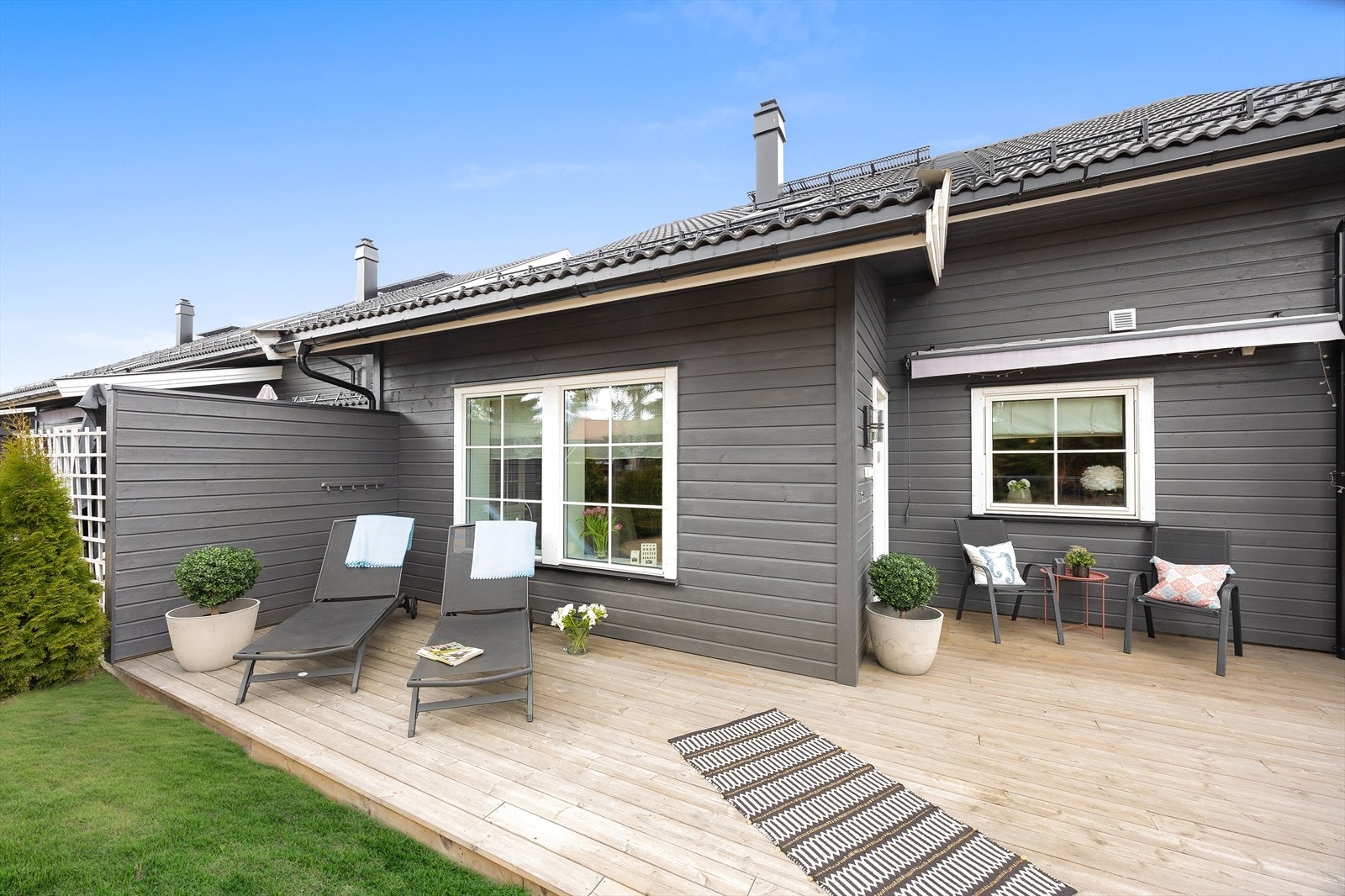 Fra stuen har du utgang til en av eiendommens flere hyggelige uteplasser. Galleribilde