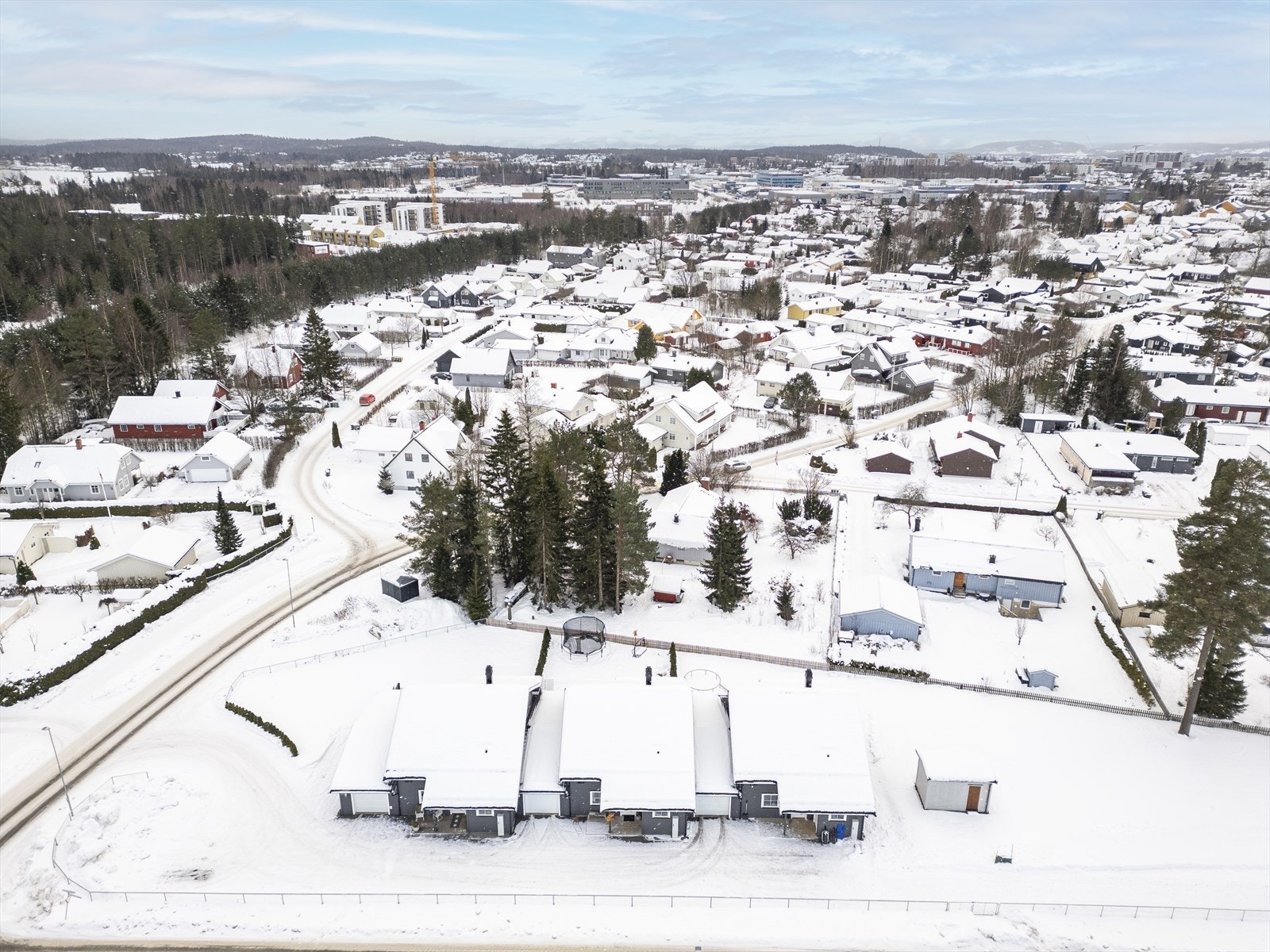 Eiendommen ligger fint til på Nordby med kort vei til skoler, barnehager, turområder og togstasjon. Galleribilde