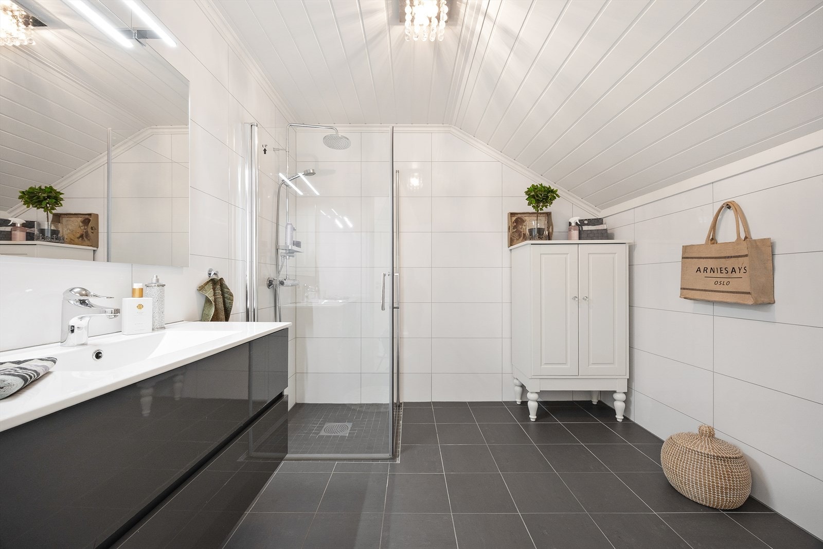 Moderne flislagt bad med gulvvarme. Galleribilde