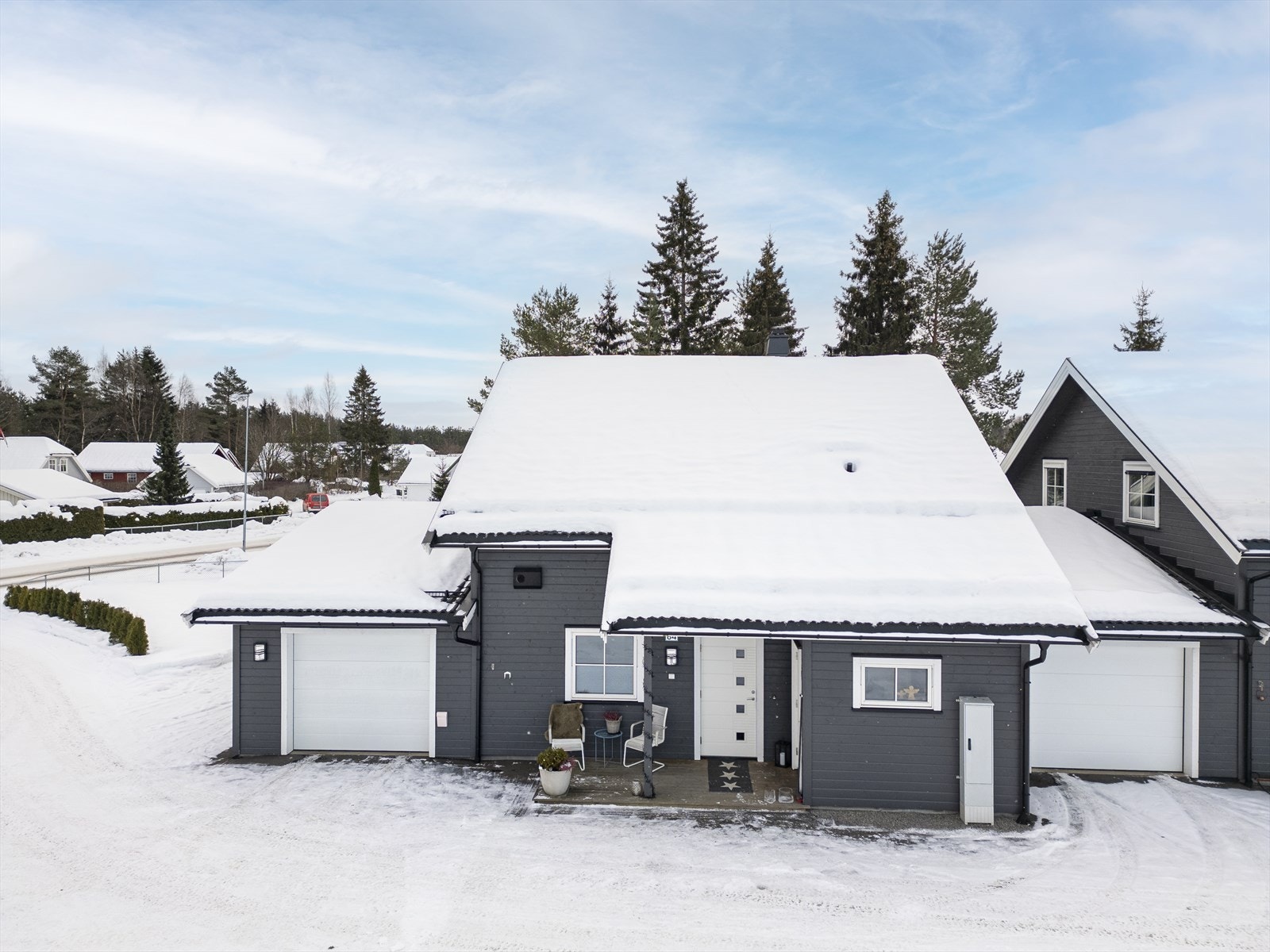 Du ønskes velkommen inn via overbygget inngangsparti med en praktisk bod. Galleribilde