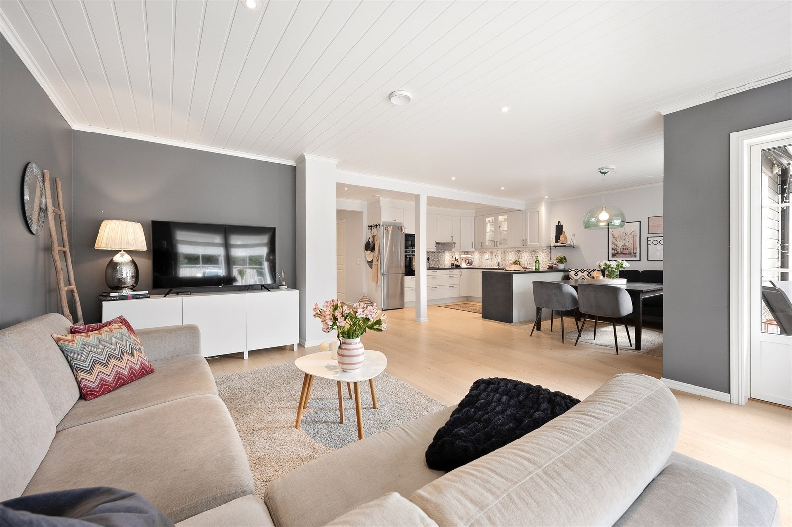 Opplev en lun stue, ideell for avslapning, underholdning og sosiale sammenkomster. Galleribilde