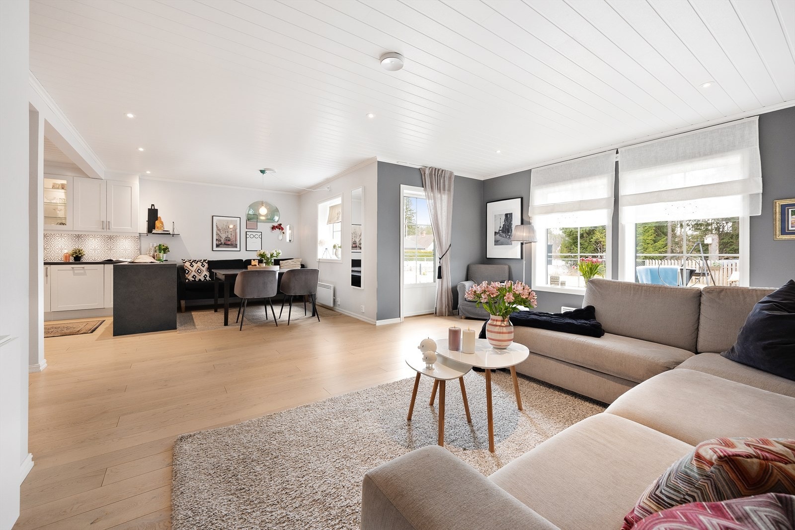 Her er det god plass til både spisestue, loungeavdeling og lesekrok. Galleribilde