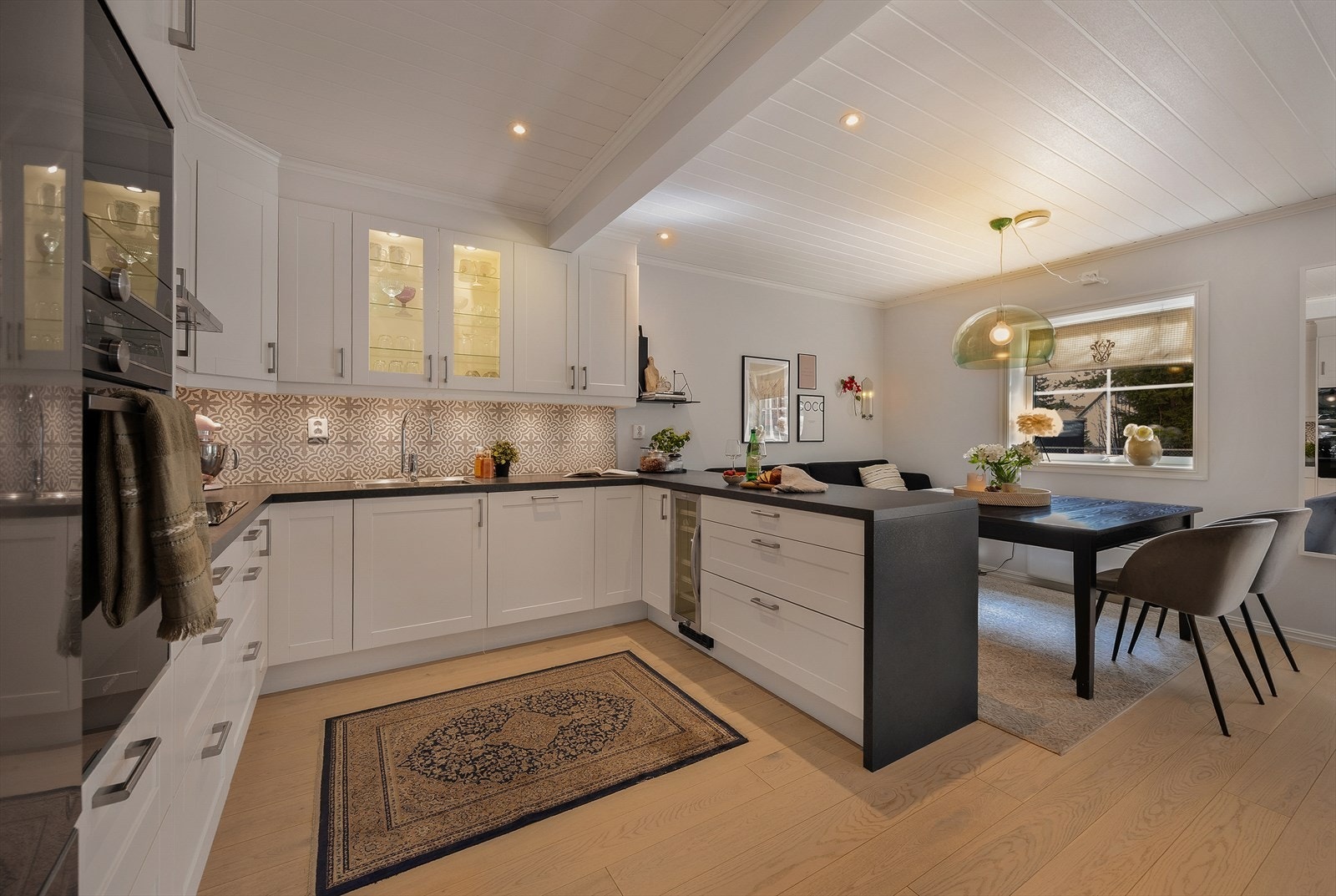 Kjøkkenet er velutstyrt med integrert hvitevarer som koketopp, stekeovn, micro, oppvaskmaskin og vinskap. Galleribilde