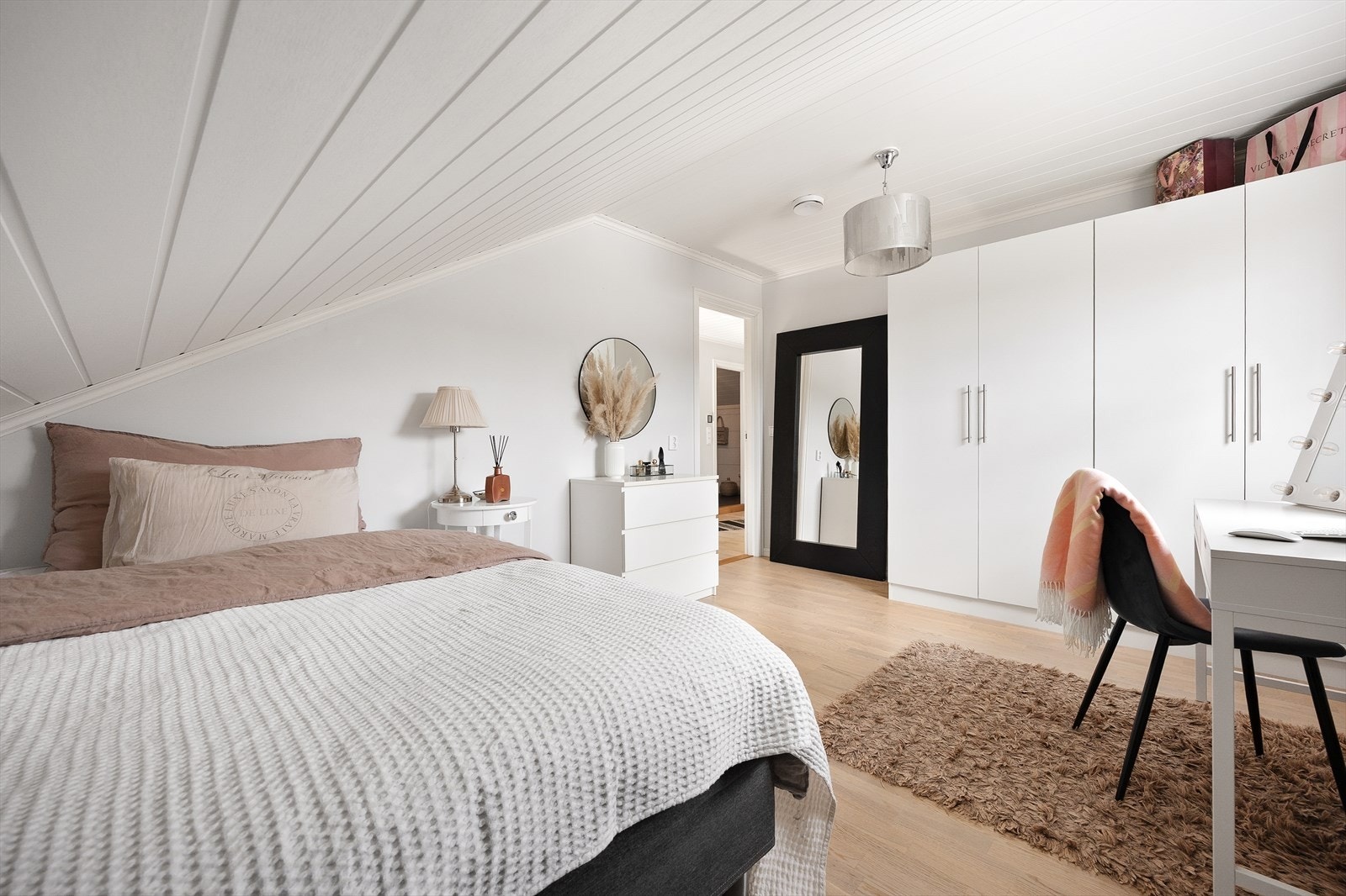 Boligens 2. etasje inneholder tre fine soverom. Galleribilde