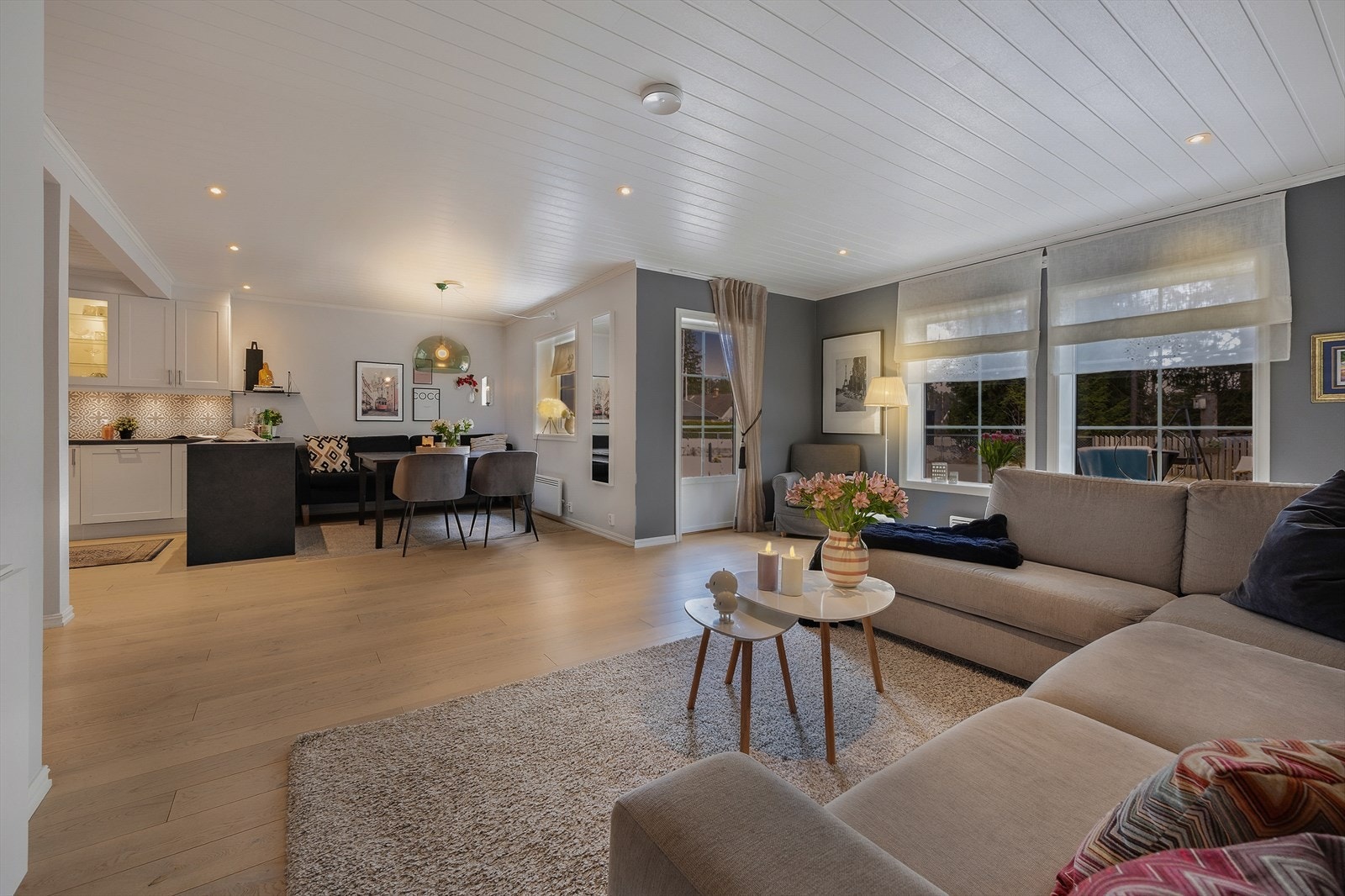 Den åpne løsningen legger godt til rette for et sosialt liv med venner og familie. Galleribilde