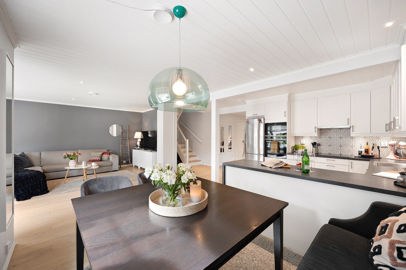 Det er hyggelig å kunne stå på kjøkkenet samtidig som praten kan gå enkelt med besøket. Galleribilde