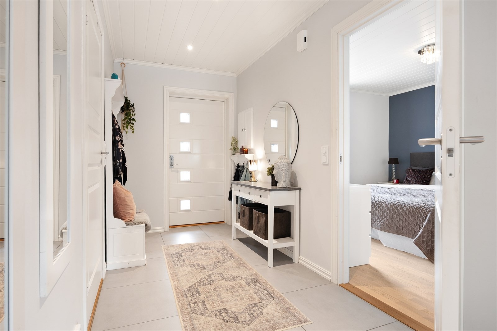 Flislagt gang med gulvvarme. I gangen er det god plass til å henge av seg yttertøyet. Galleribilde