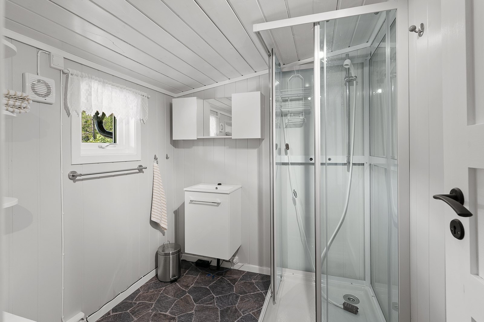 Badet i uthuset var nytt i 2016 og har elektrisk avtrekksvifte. Galleribilde