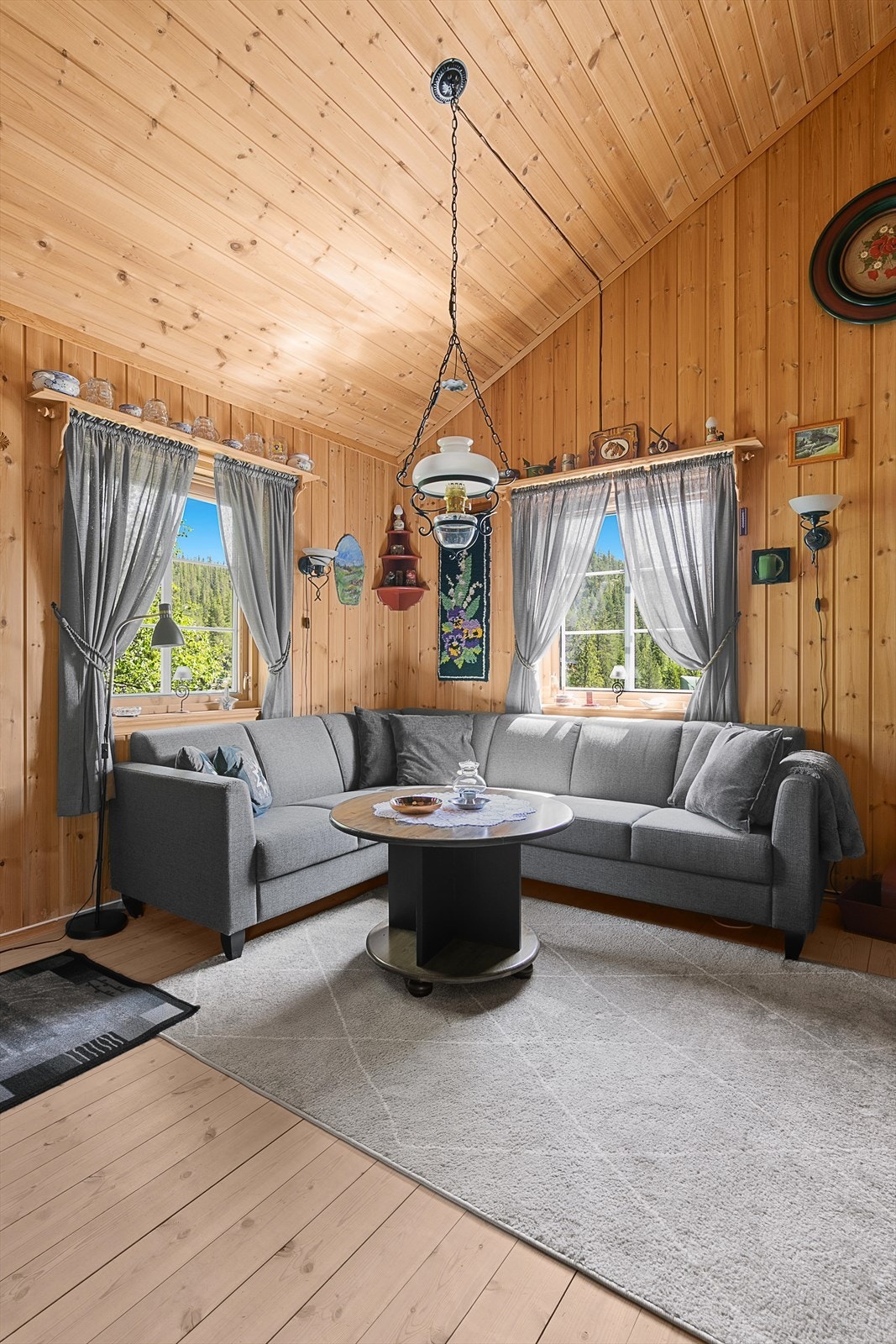 Hytta har avtrekk fra kjøkkenet og naturlig ventilasjon for øvrig med spalteventiler i vinduene. Galleribilde