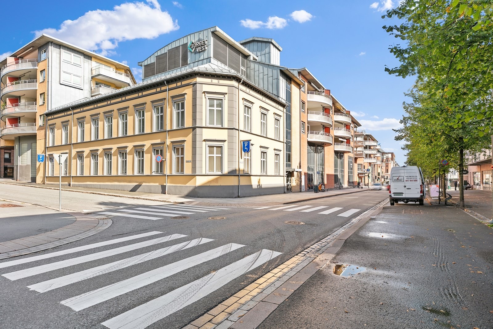 Her bor man med alle hverdagens nødvendigheter rett utenfor døren, samt kort vei til elvepromenaden. Galleribilde