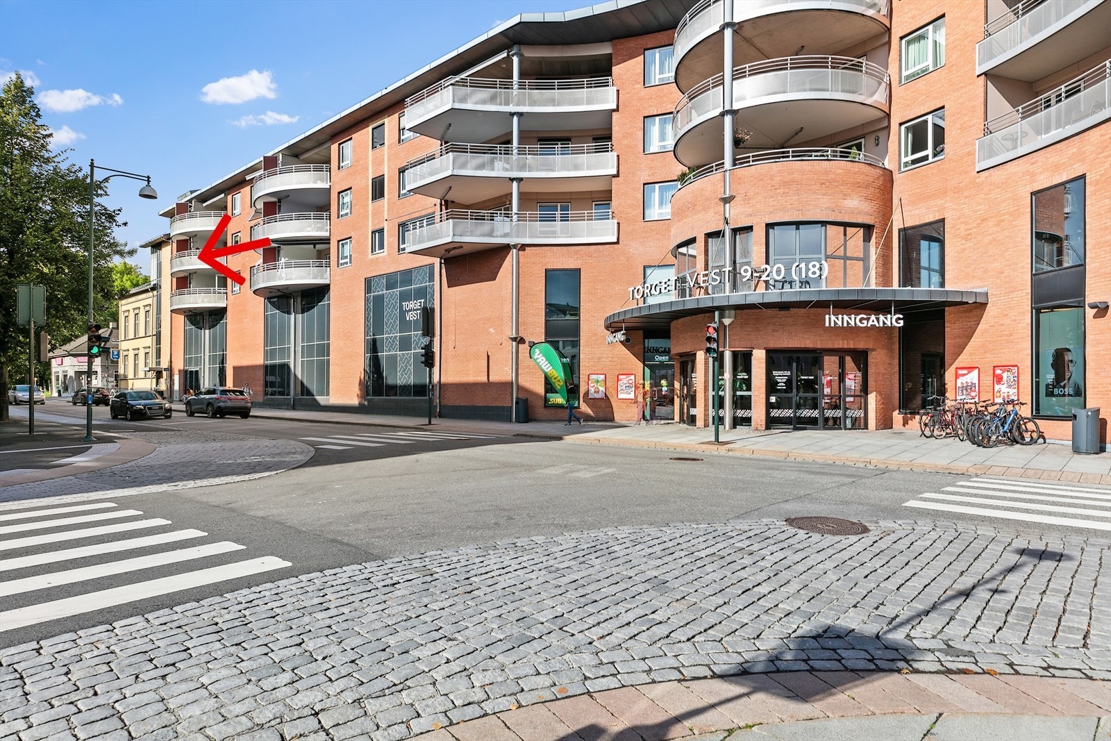 Leiligheten har en sentral og attraktiv beliggenhet i Torget Vest på Bragernes, med kort vei til kaféer, butikker, kino, teater og kollektivtransport. Galleribilde