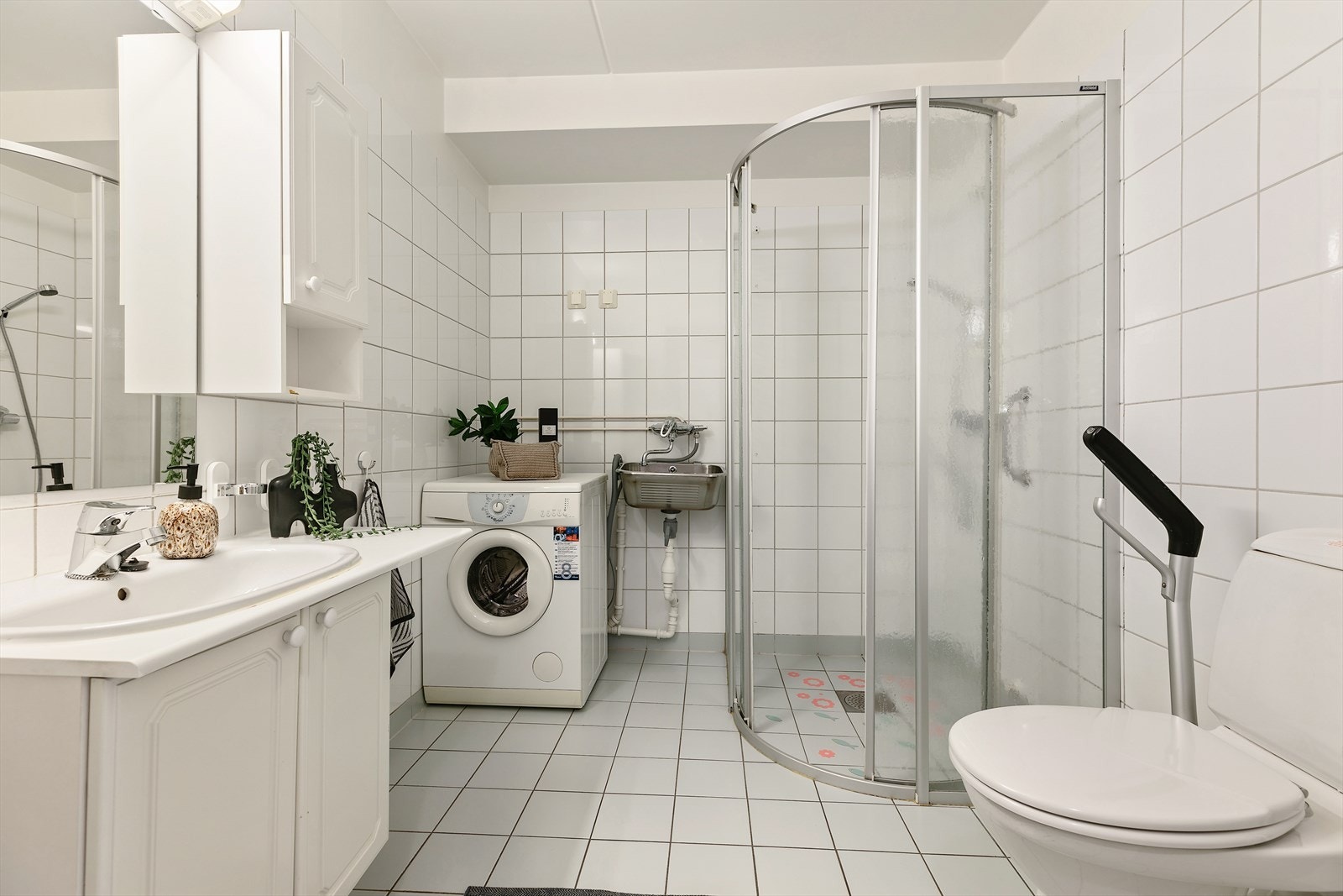 Badet er lyst og stilrent, med flislagt gulv og elektriske varmekabler som gir god komfort. Galleribilde
