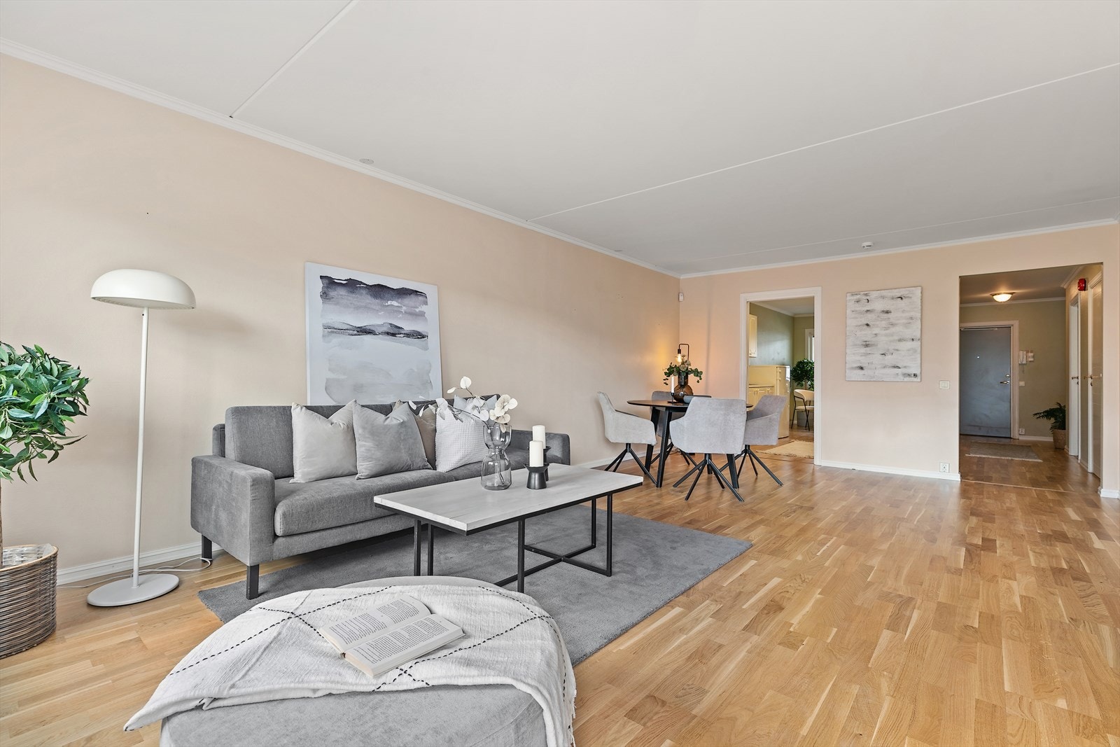 Stuen er lys og luftig med parkett på gulv og malte flater på vegger. Galleribilde