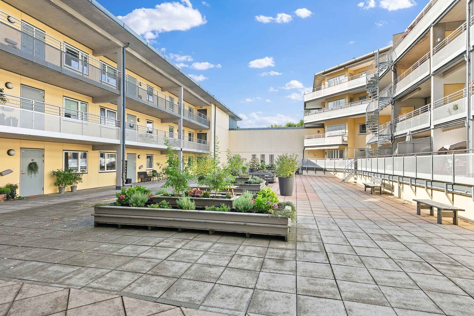 De pent opparbeidede fellesarealene ligger skjermet til inne i et atrium og byr på hyggelige sittegrupper. Galleribilde