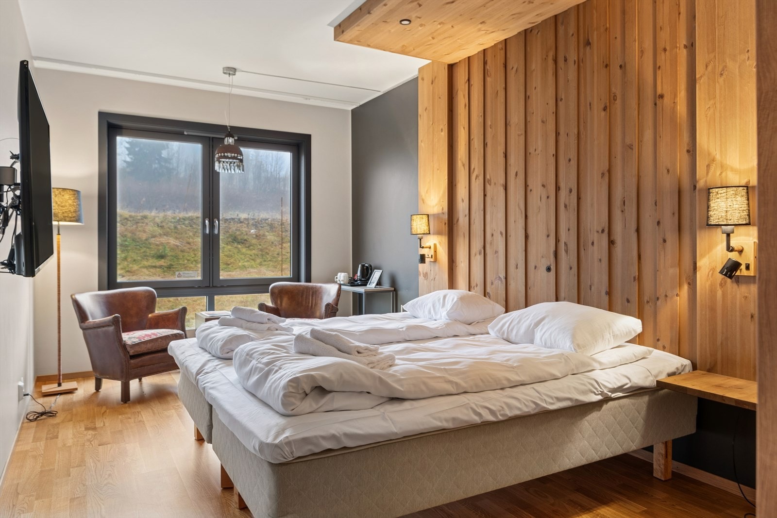 Lyst og trivelig "hotellsoverom". Galleribilde