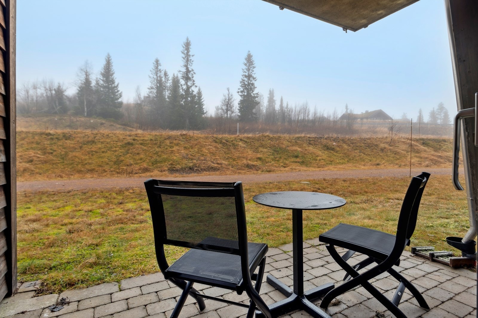 Vestvendt terrasse. Galleribilde