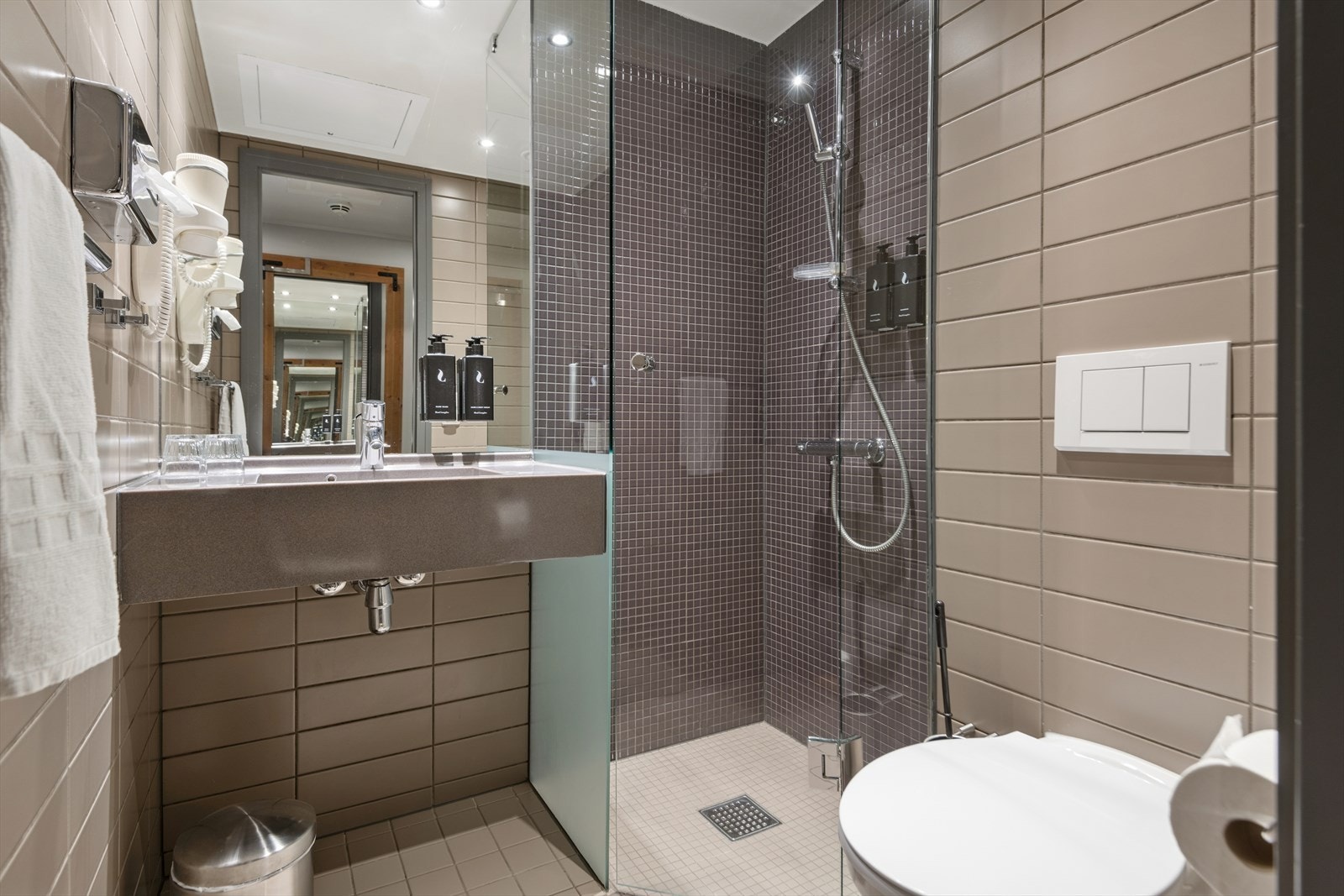 Lekkert bad med servant, hjørnedusj og toalett. Galleribilde