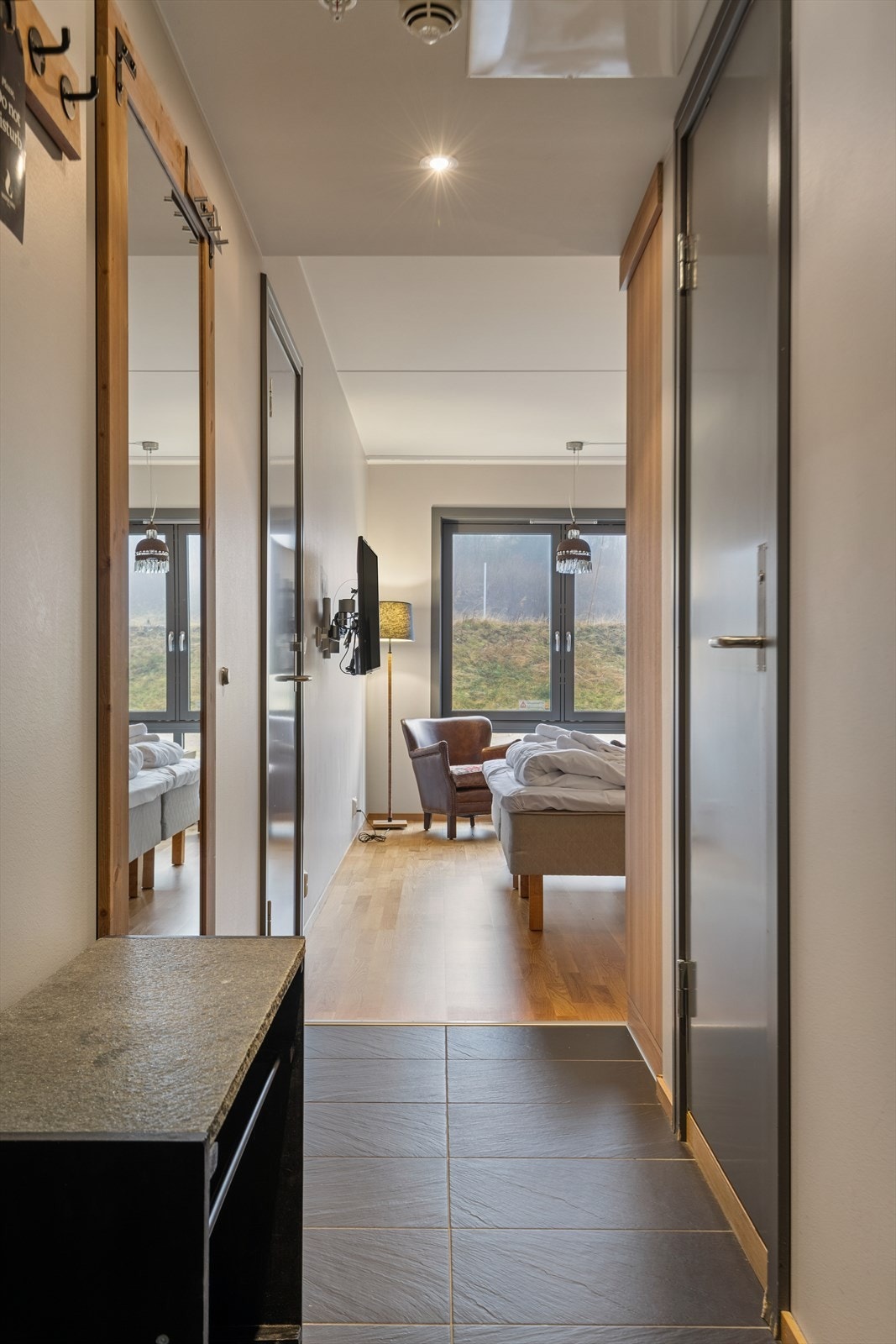 Egen flislagt inngang til "connecting room". Galleribilde