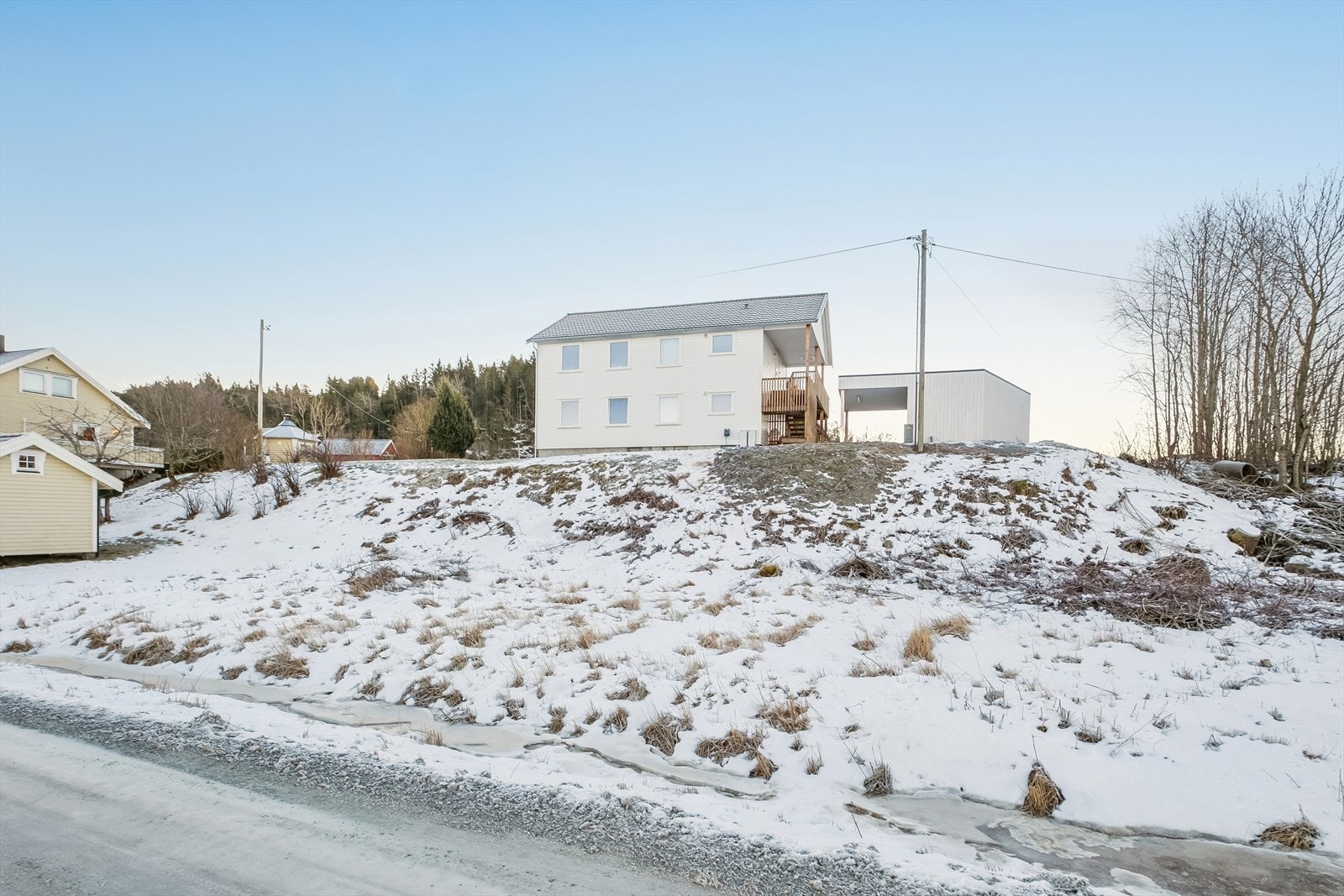 Det er ca. 300 meter til Lånke barneskole, og Ca. 10 min med bil inn til Stjørdal sentrum. Galleribilde
