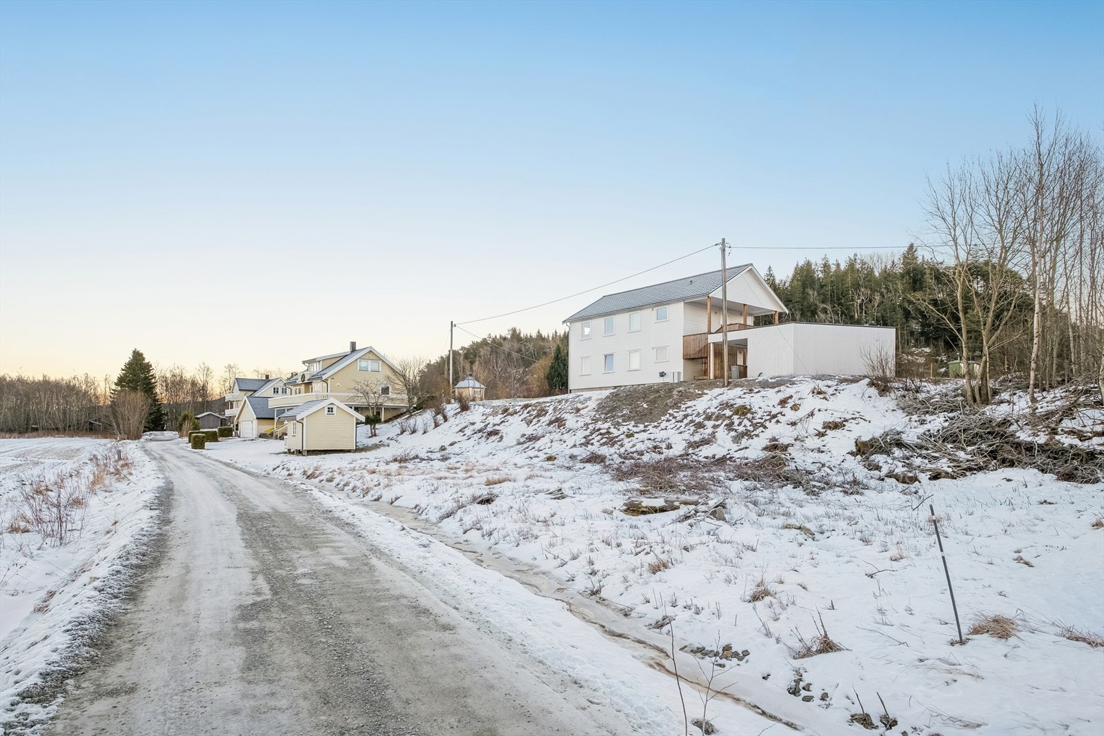 Tomten ligger fint i feltet, med gode solforhold. Galleribilde