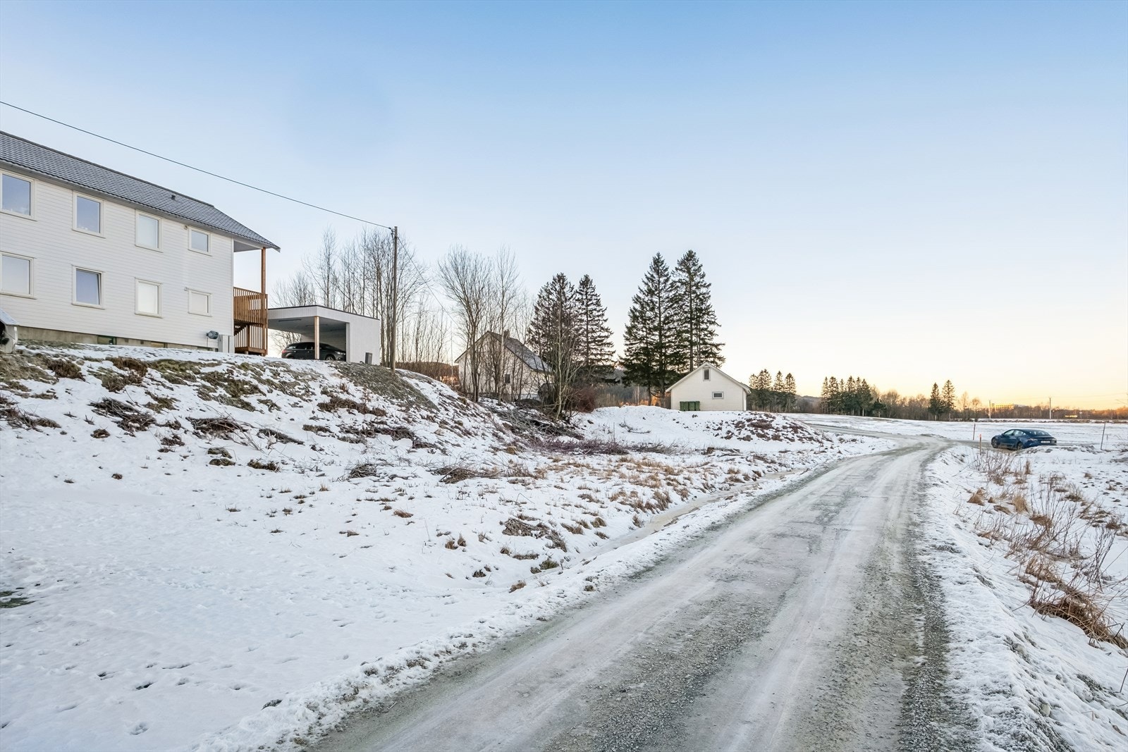 Det er lagt strøm frem til tomtegrensen. Det er Tensio som har strømnettet i område. Galleribilde
