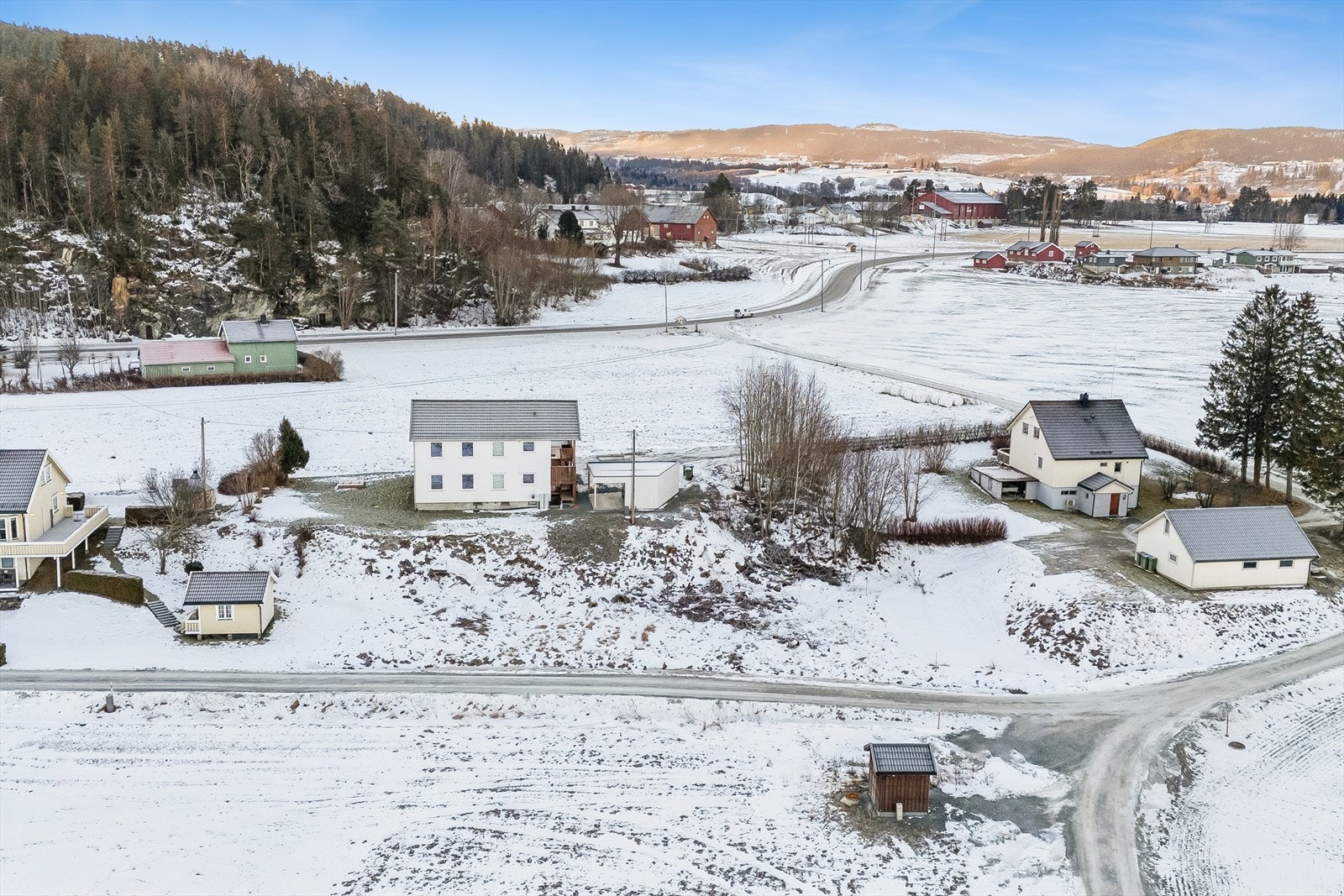 Det tillates oppført 1-2 boenheter pr. daa, utformet som eneboliger/eneboliger med sekundærleilighet, 2-4-mannsbolig, kjedehus eller rekkehus Galleribilde