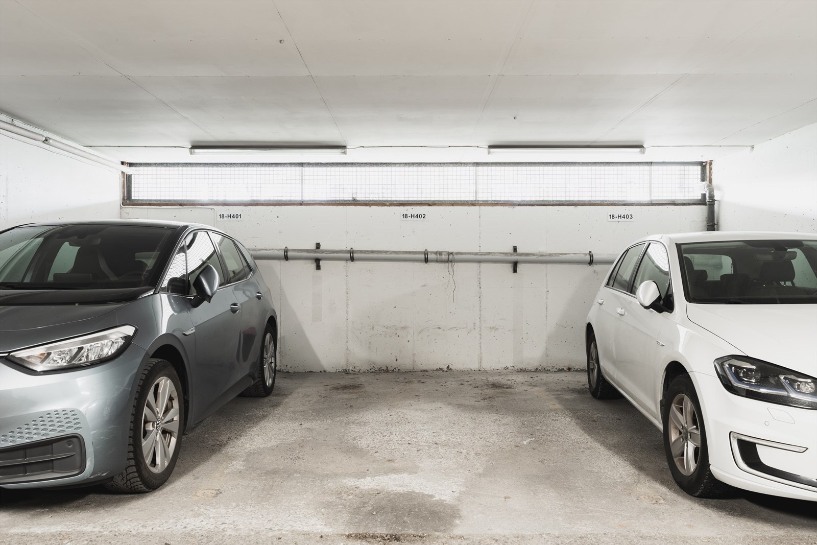 Det er 180 andeler i borettslaget, 150 garasjeplasser og 30 parkeringsplasser ute. Alle andelseierne har egen parkering enten ute eller inne. Galleribilde