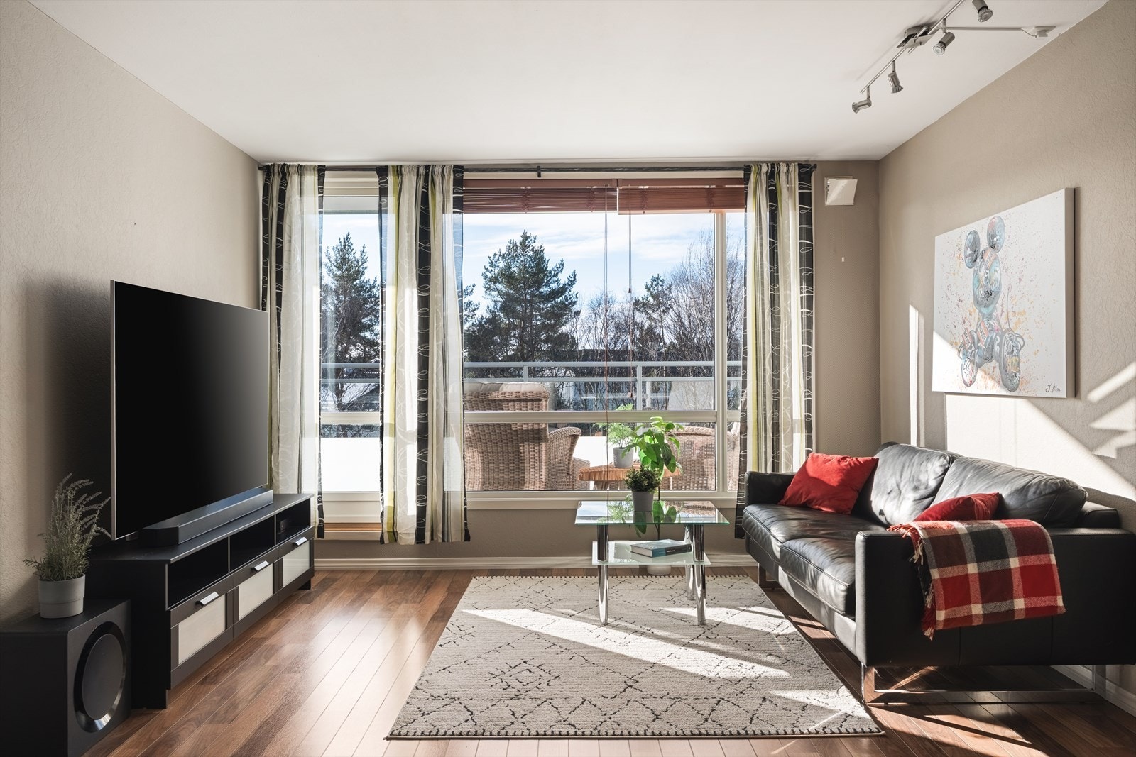 Vindusflatene sikrer godt med naturlig lys og gir rommet en luftig atmosfære. Galleribilde