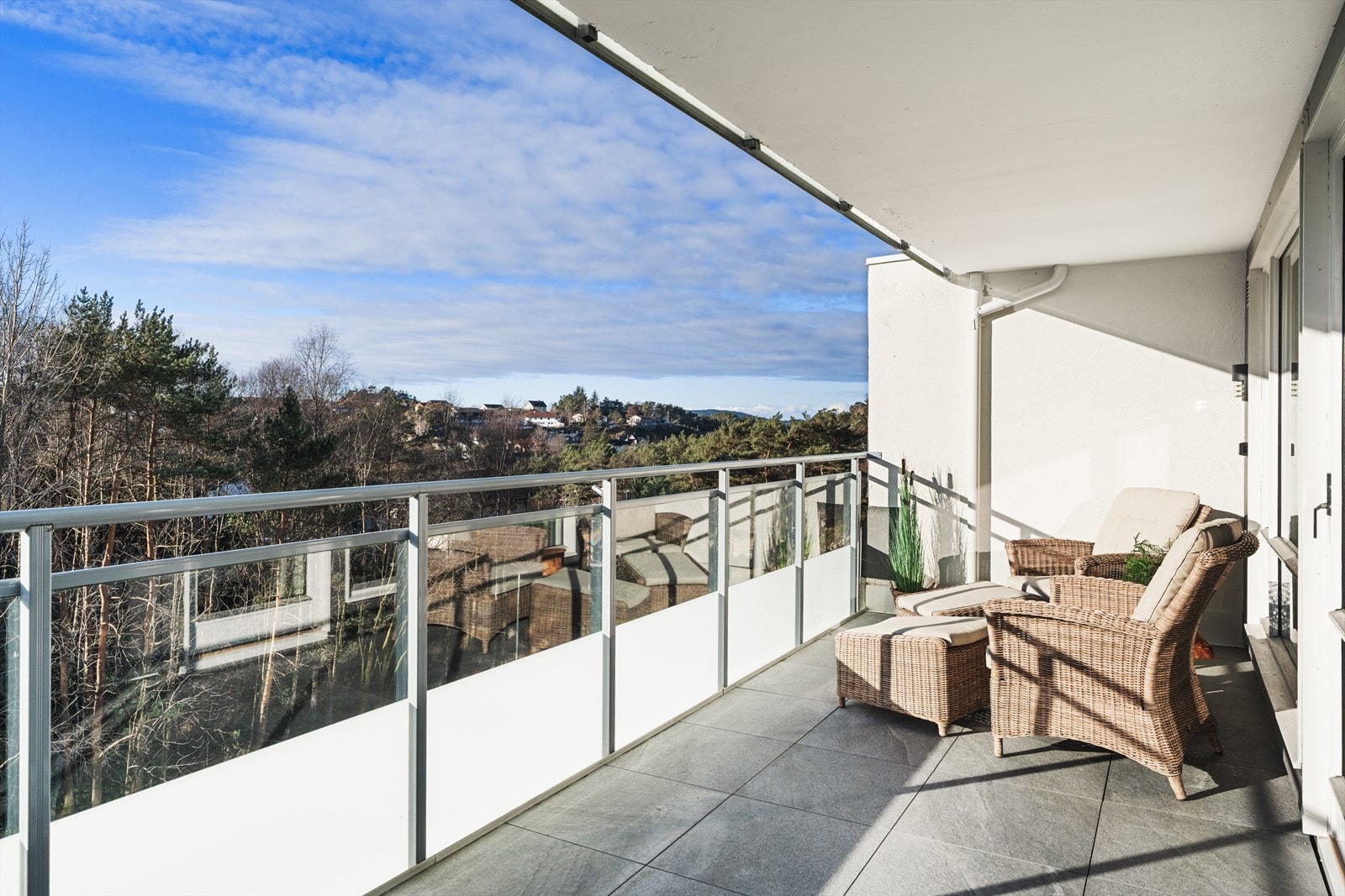 Terrassen måler 16 kvm og byr på gode solforhold. Galleribilde