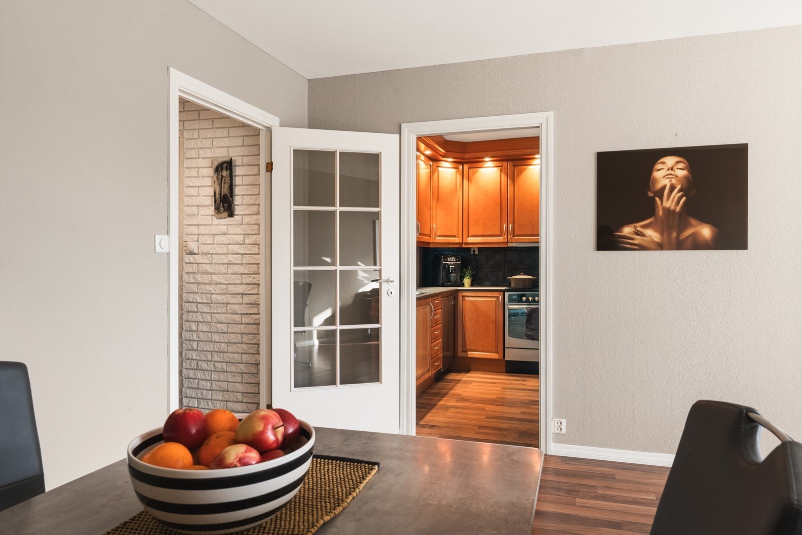 Fra stuen er det videre tilkomst til kjøkkenet. Galleribilde