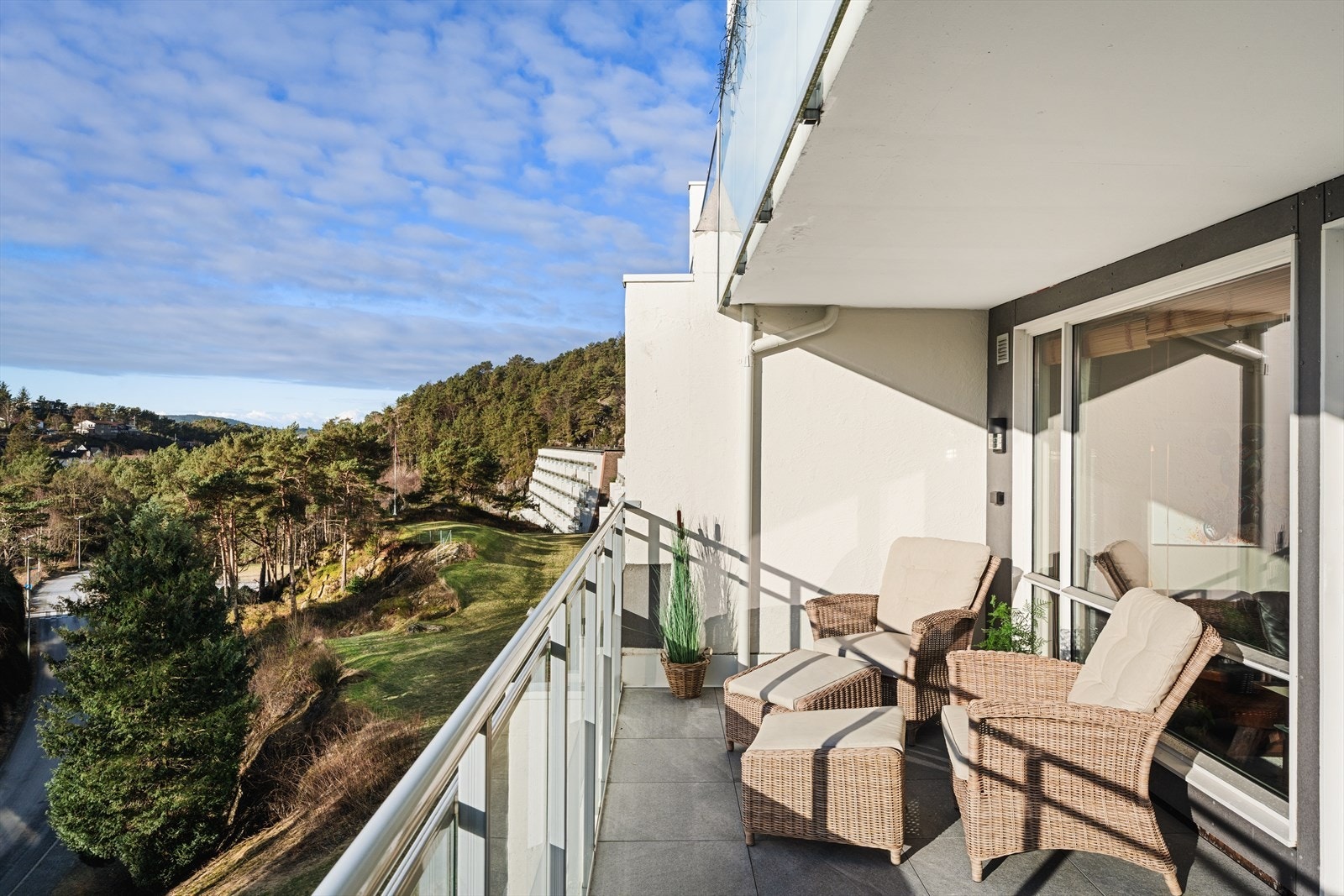 Leiligheten ligger fint til i byggets 4. etasje, og forlenges av en herlig terrasse på 16 kvm. Galleribilde