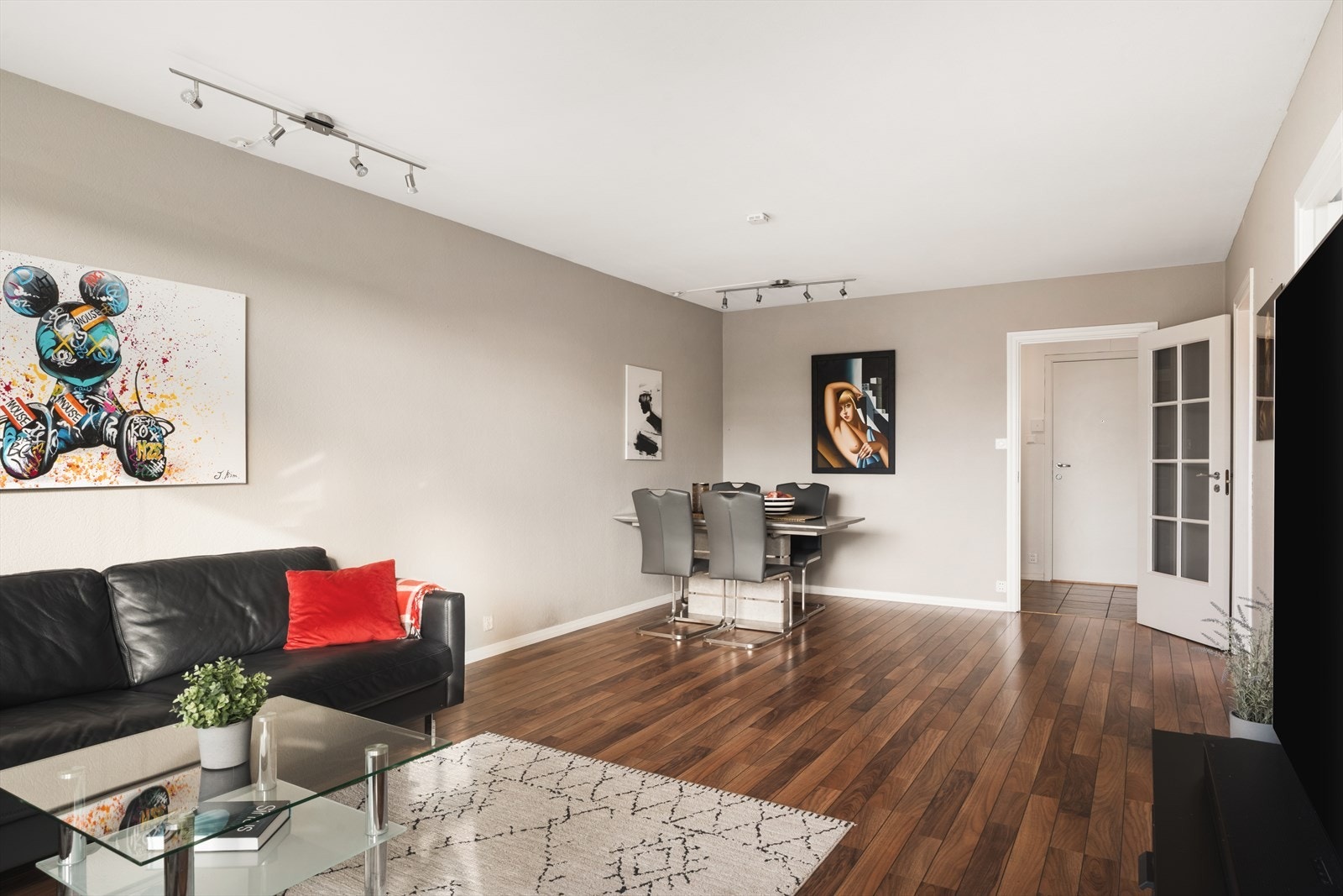 Størrelsen og planløsningen til stuen gjør det enkelt å innrede med både sofa- og spisegruppe. Galleribilde