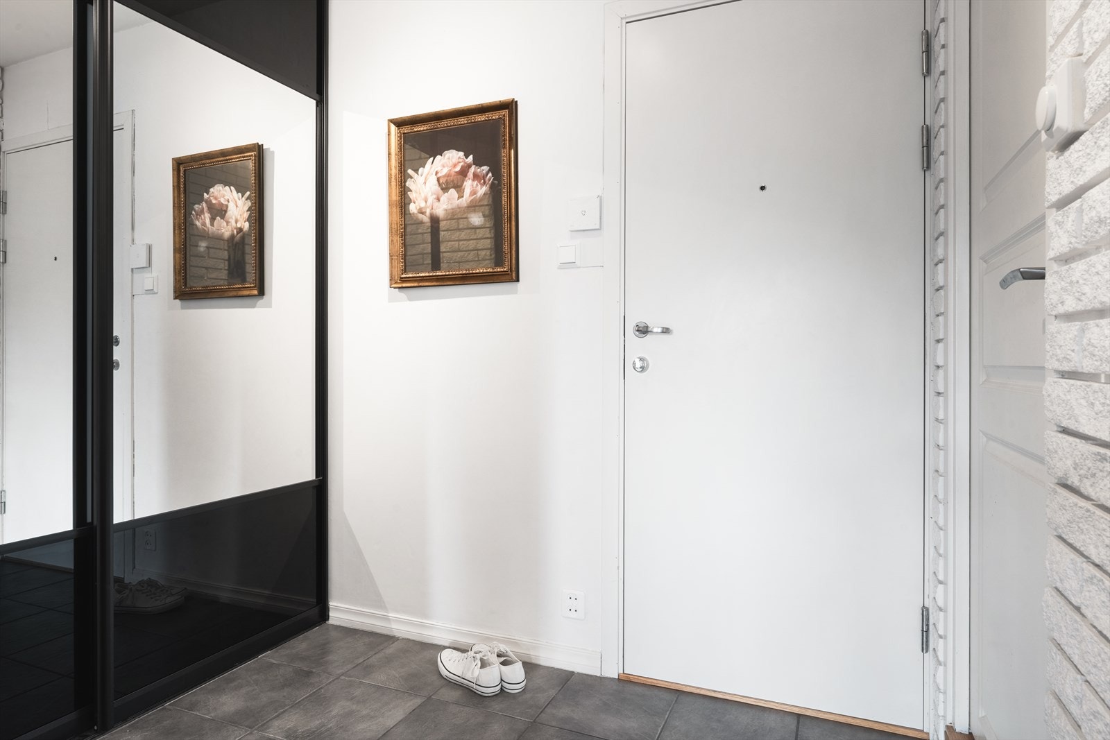 En romslig entré på 5,7 kvm ønsker deg velkommen inn i leiligheten. Galleribilde