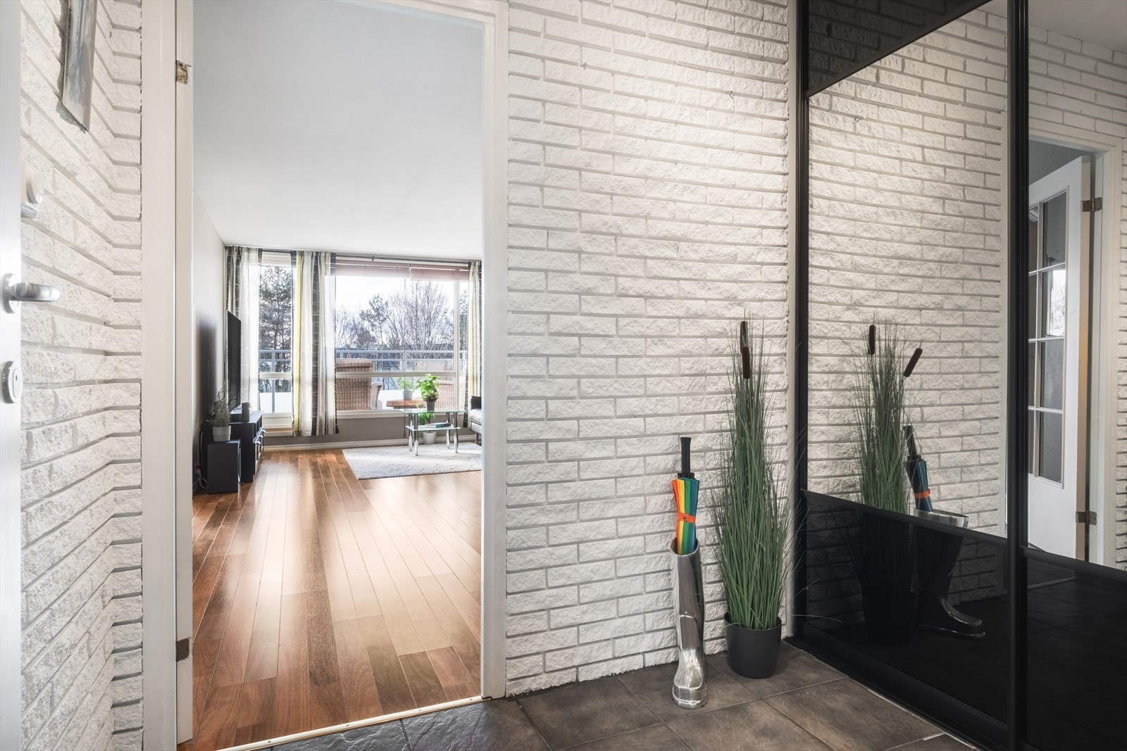 Fra entreen ledes du naturlig inn til stuen. Galleribilde