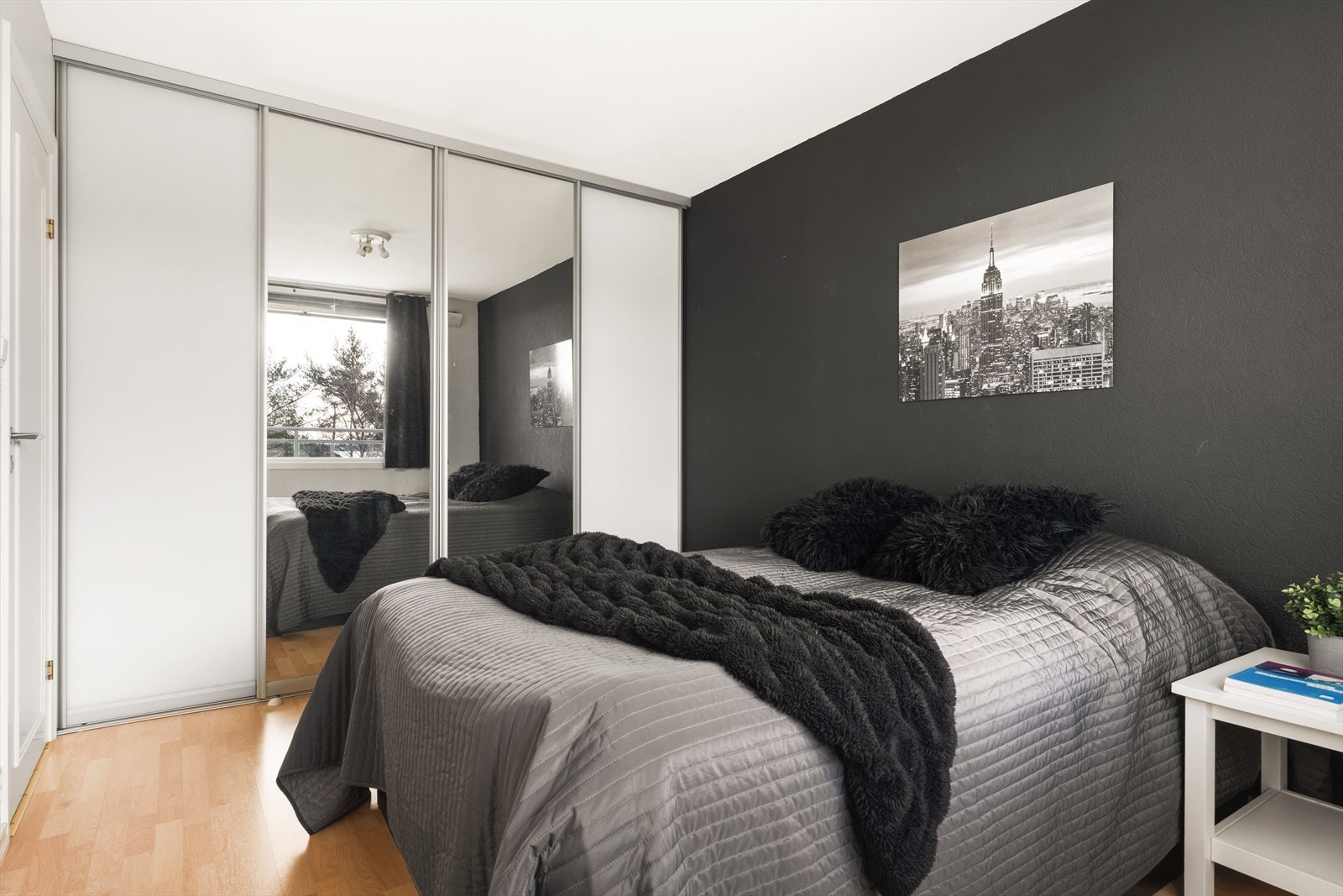 Garderobeskapet gir godt med lagringssplass. Galleribilde