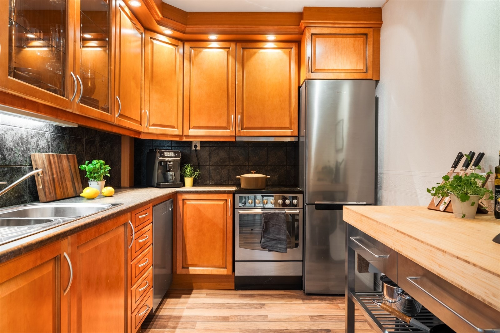 Kjøkkenet måler 6,7 kvm og byr på god skap- og benkeplass. Galleribilde