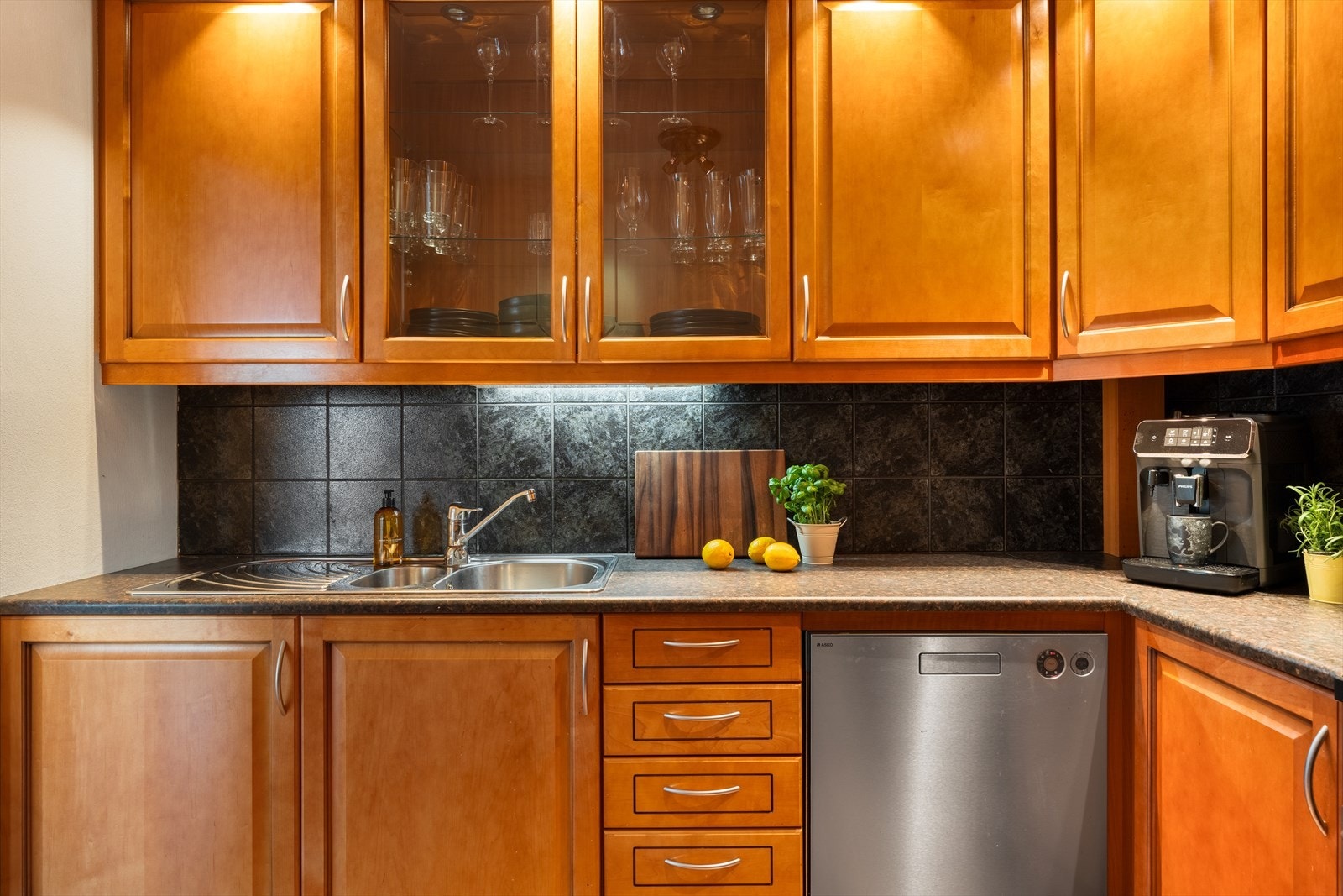 Det er kjøkkeninnredning med profilerte fronter og benkeplate av laminat. Galleribilde