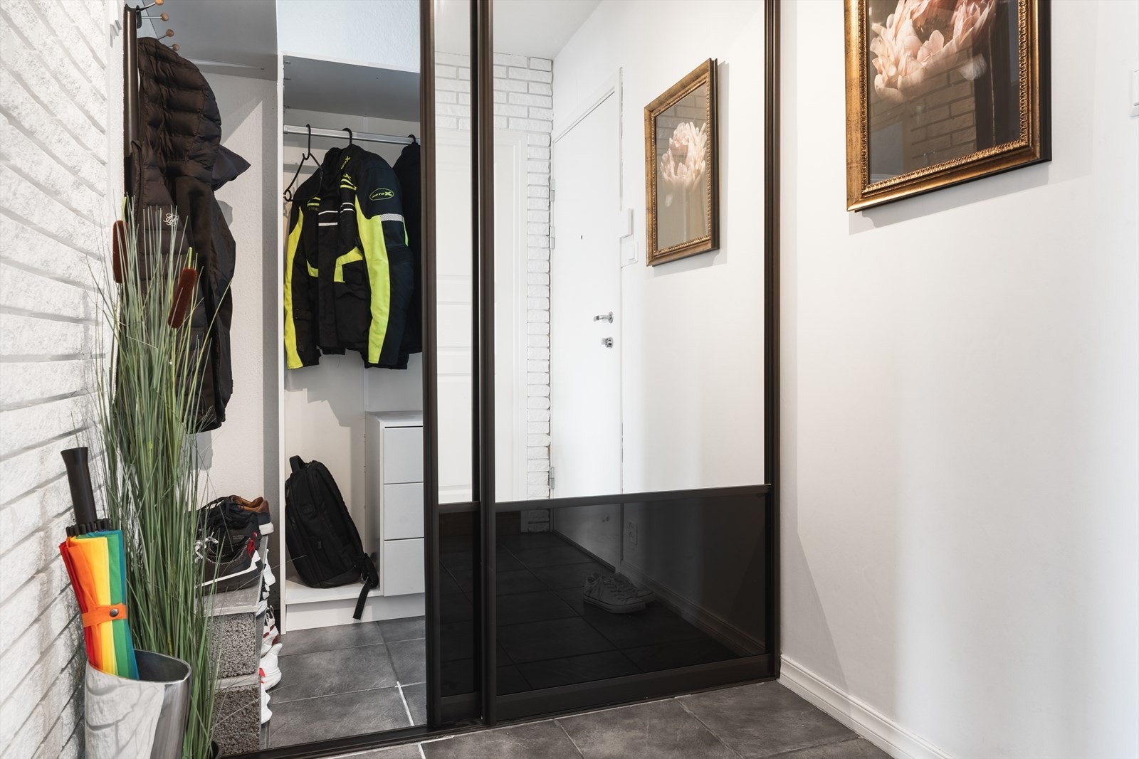 Praktisk garderobeløsning med god plass til å sette fra seg sko og henge opp yttertøy. Galleribilde