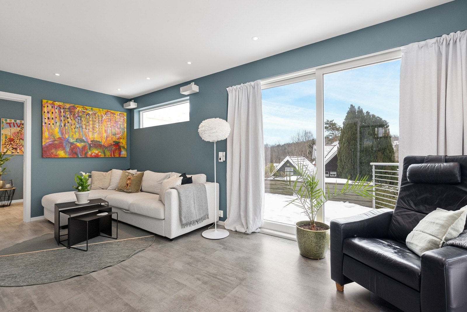 Boligens første etasje har en egen stue i den tilbygde delen fra 2021. Galleribilde