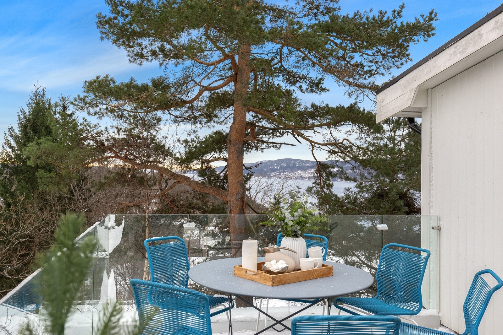 En østvendt terrasse på ca. 24 m² med glassrekkverk. En fin plass for morgenkaffen og lunjsmåltider. Galleribilde