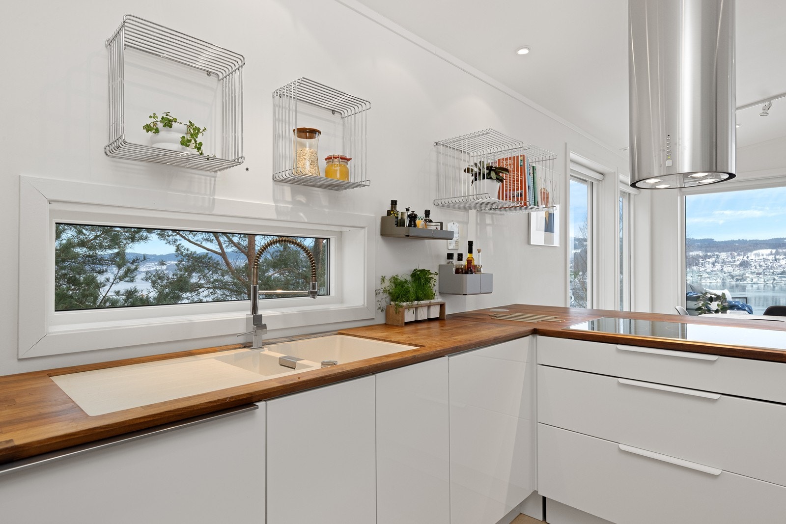 Vinduet over kjøkkenbenken gir godt arbeidslys og et hyggelig utsyn. Galleribilde