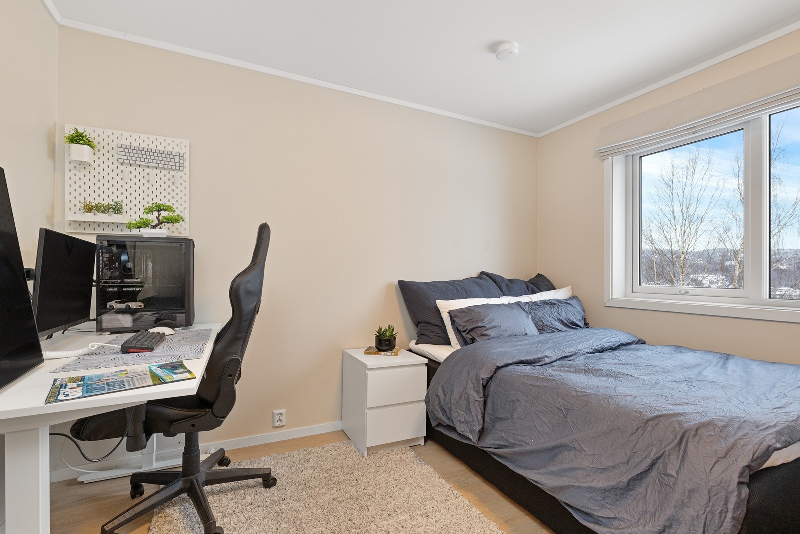 Soverom 2 er av god størrelse med plass til både seng og arbeidsplass, samt plassbygget garderobeløsning. Galleribilde