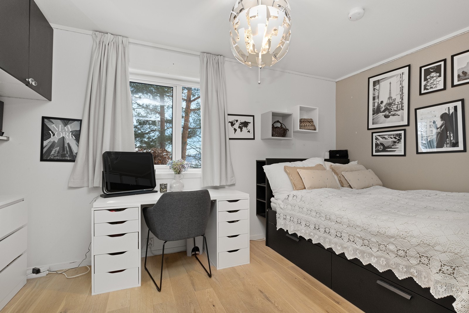 Soverom 3, er lyst og trivelig med enstavs hvitoljet eikeparkett, som er gjennomgående i boligen og gir et helhetlig preg. Galleribilde