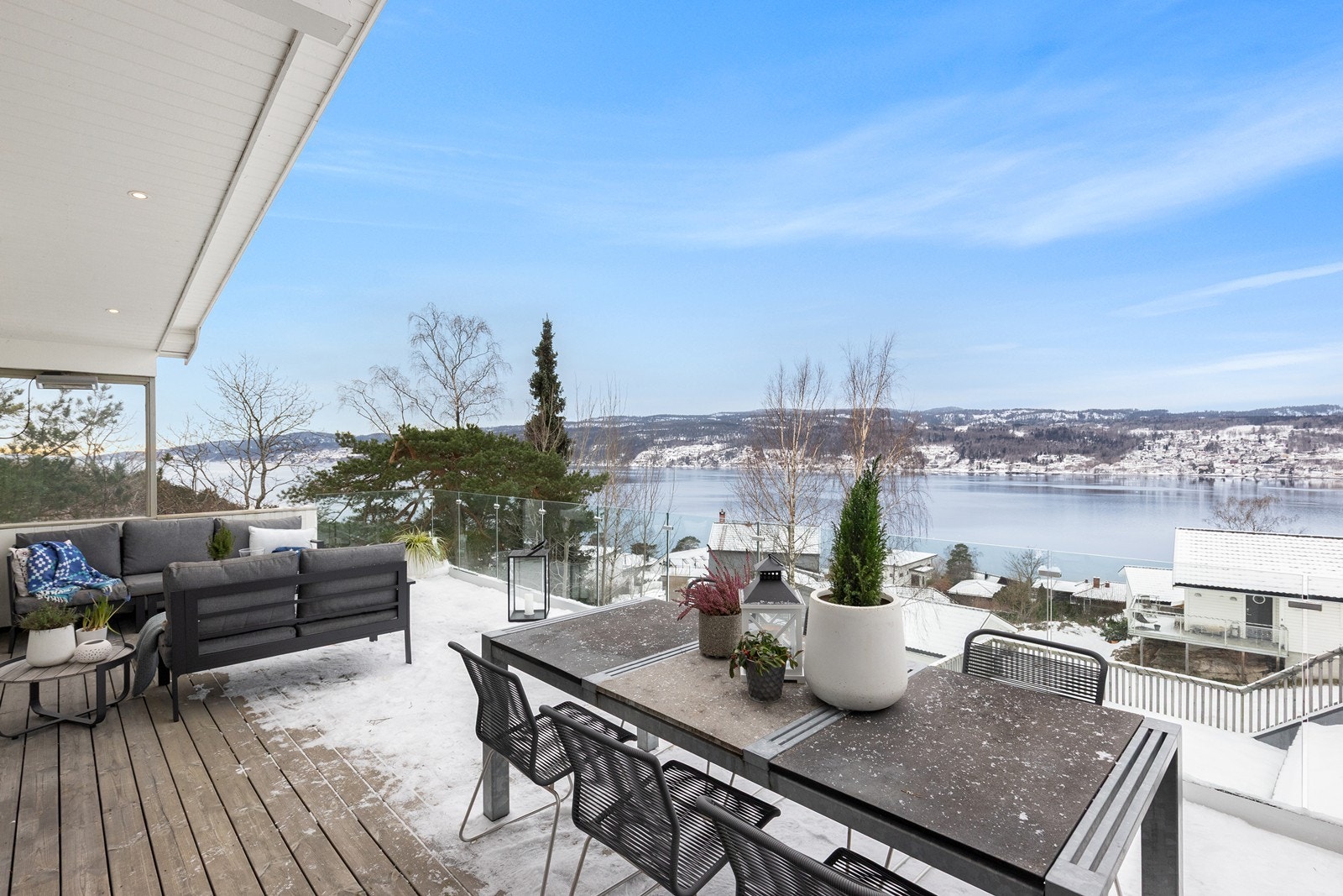 Boligen har gode solforhold fra tidlig morgen til sent på kveld midtsommers. Galleribilde