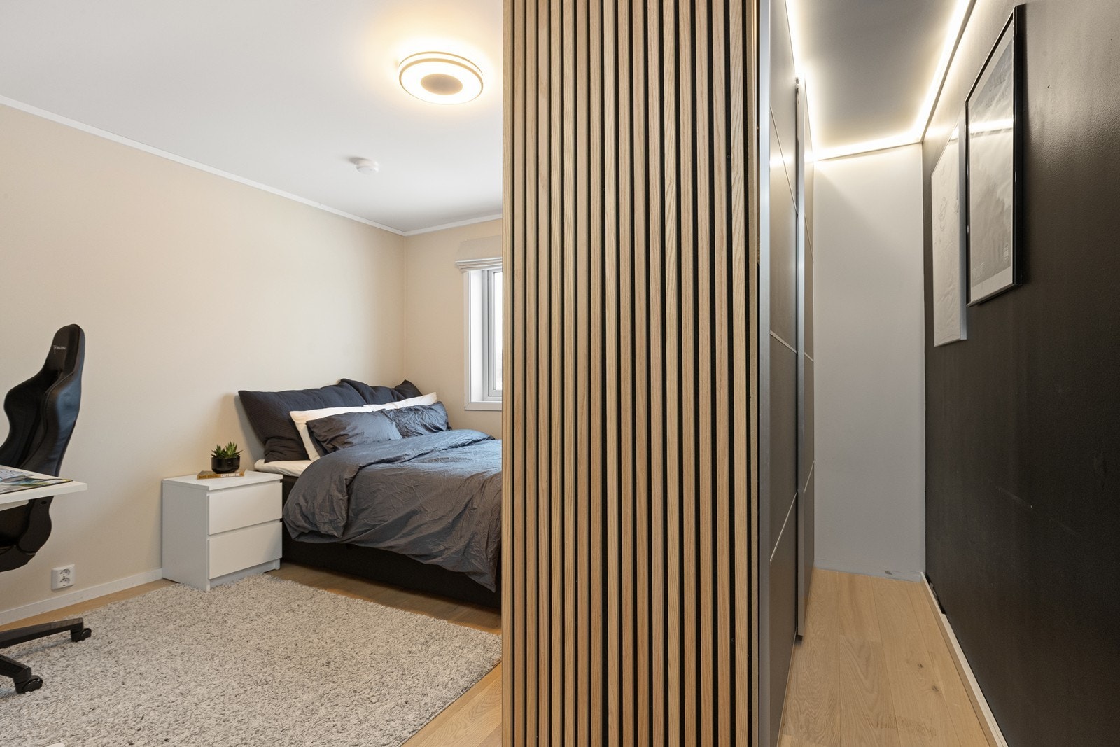 Praktisk garderobeløsning, som i tillegg fungerer som en romdeler. Galleribilde