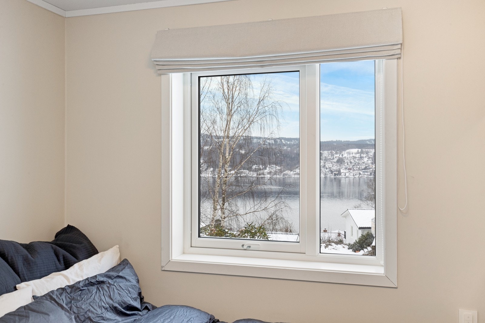 Vinduene med 2-lags glass og trekarmer slipper inn godt med dagslys. Galleribilde